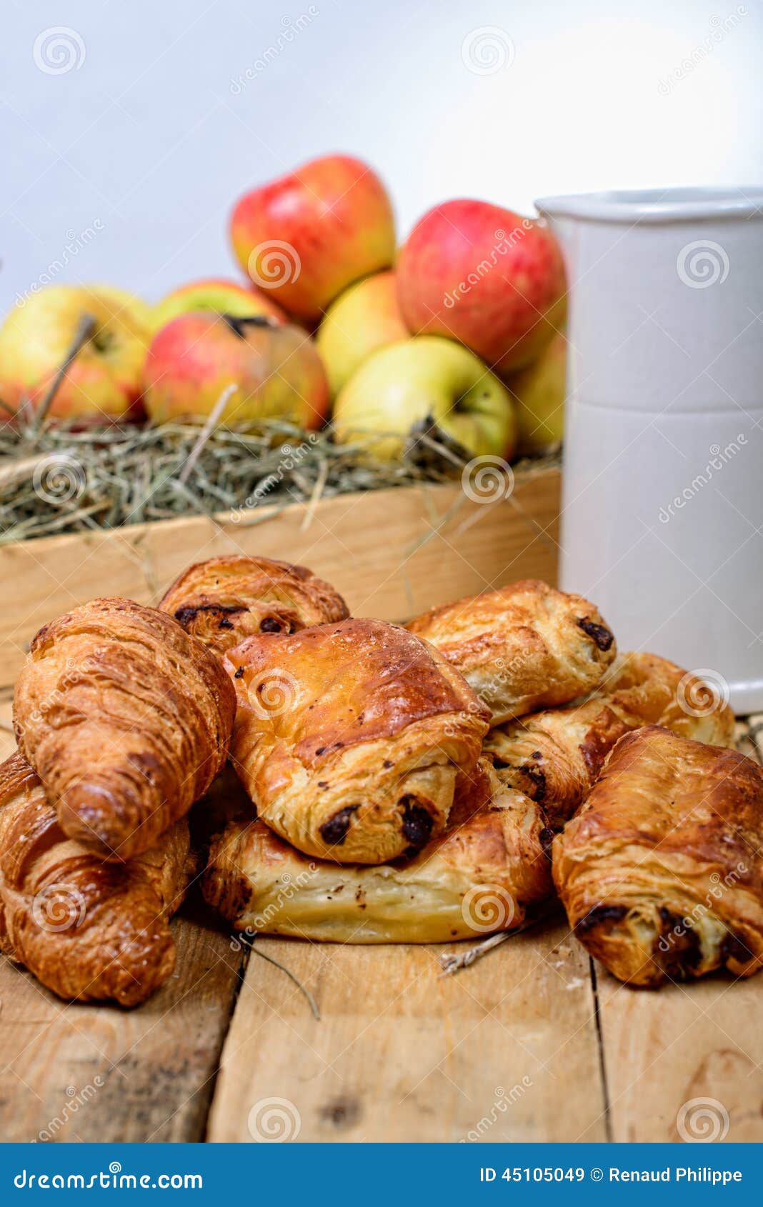 Croissants z pudełkiem jabłka. Croissants i bólów au chocolat z pudełkiem jabłka