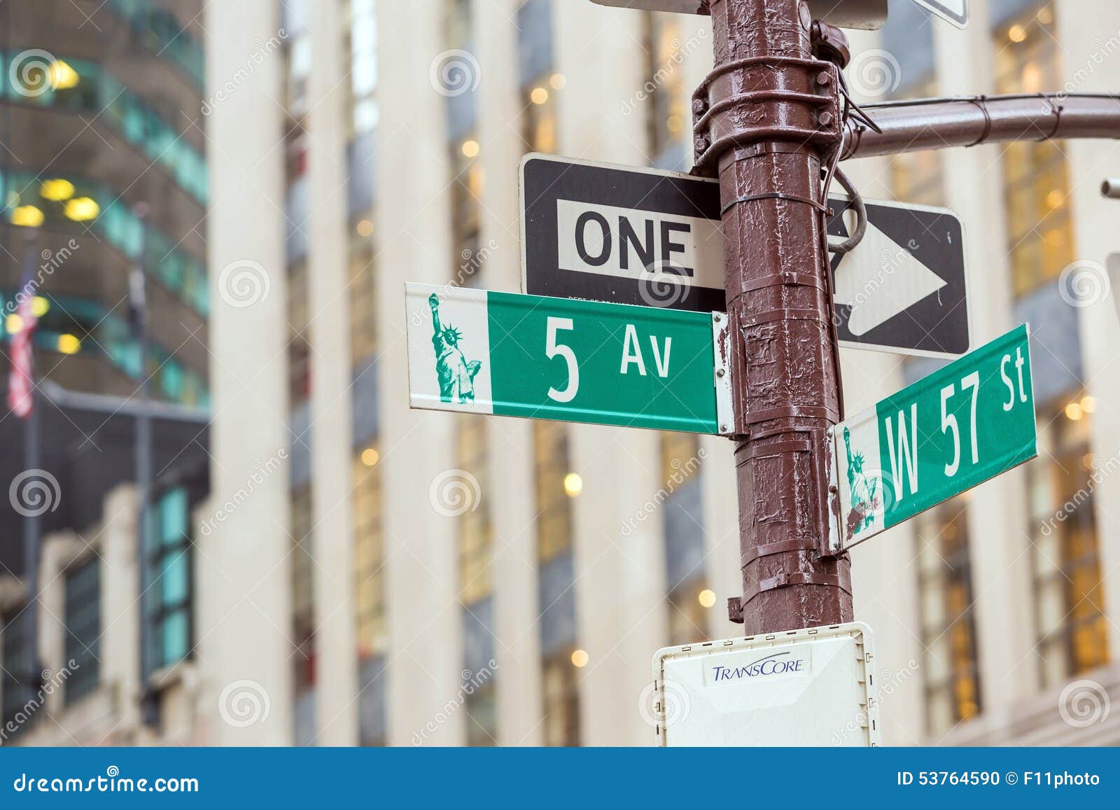 Crossong piétonnier de connexion de Fifth Avenue, Midtown Manhattan. L'Cinquième Avenue signent dedans le crossong piétonnier, Midtown Manhattan, NYC