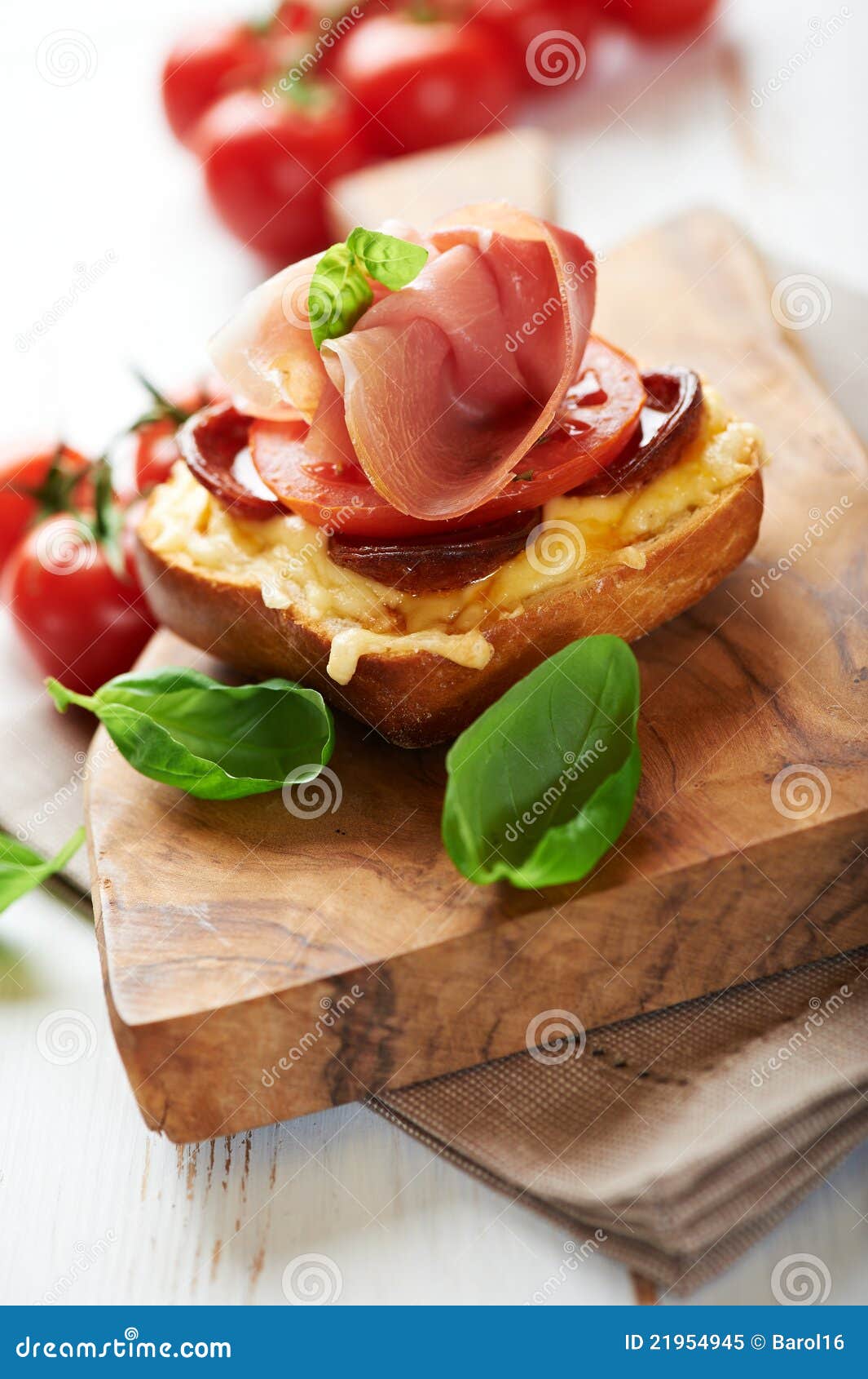 Crostini Con Il Prosciutto Sulla Scheda Di Legno Immagine Stock