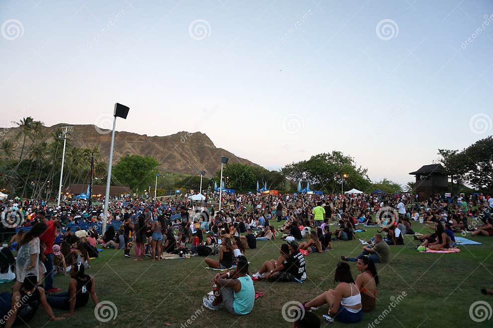 Crowd Hangs Out on the Lawn at MayJah RayJah Concert Editorial Stock