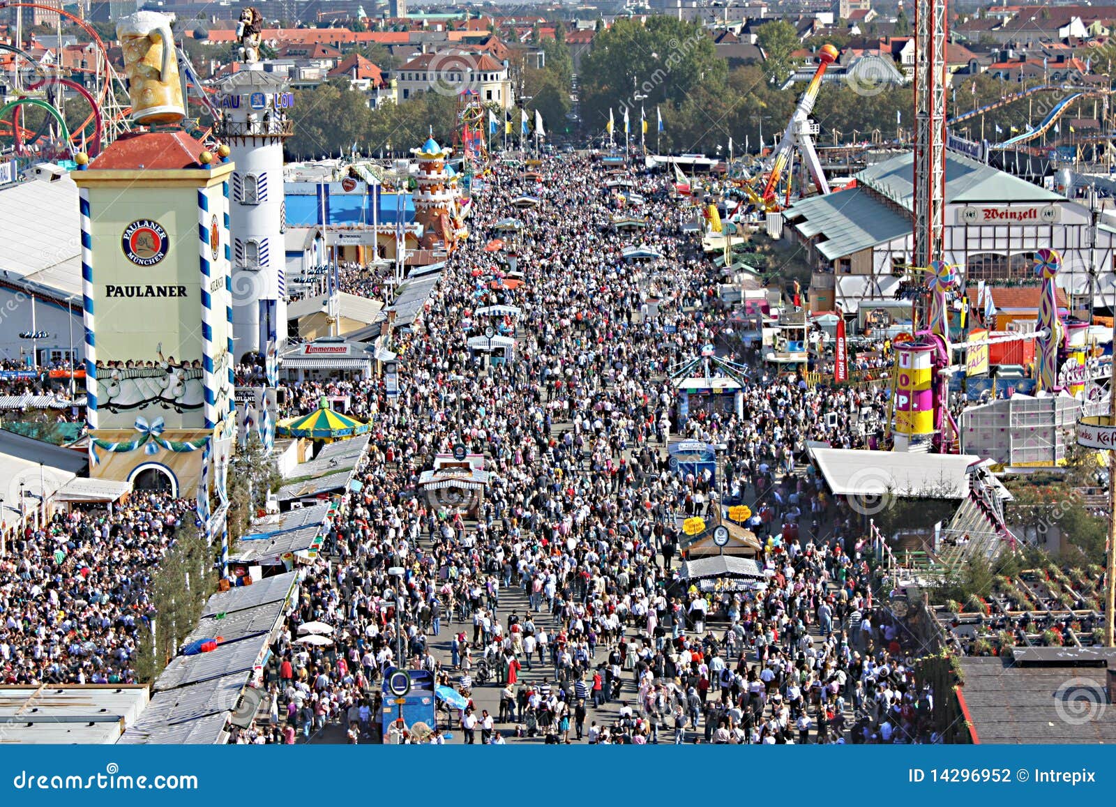 Crowds at Oktoberfest editorial photography. Image of sunshine 14296952