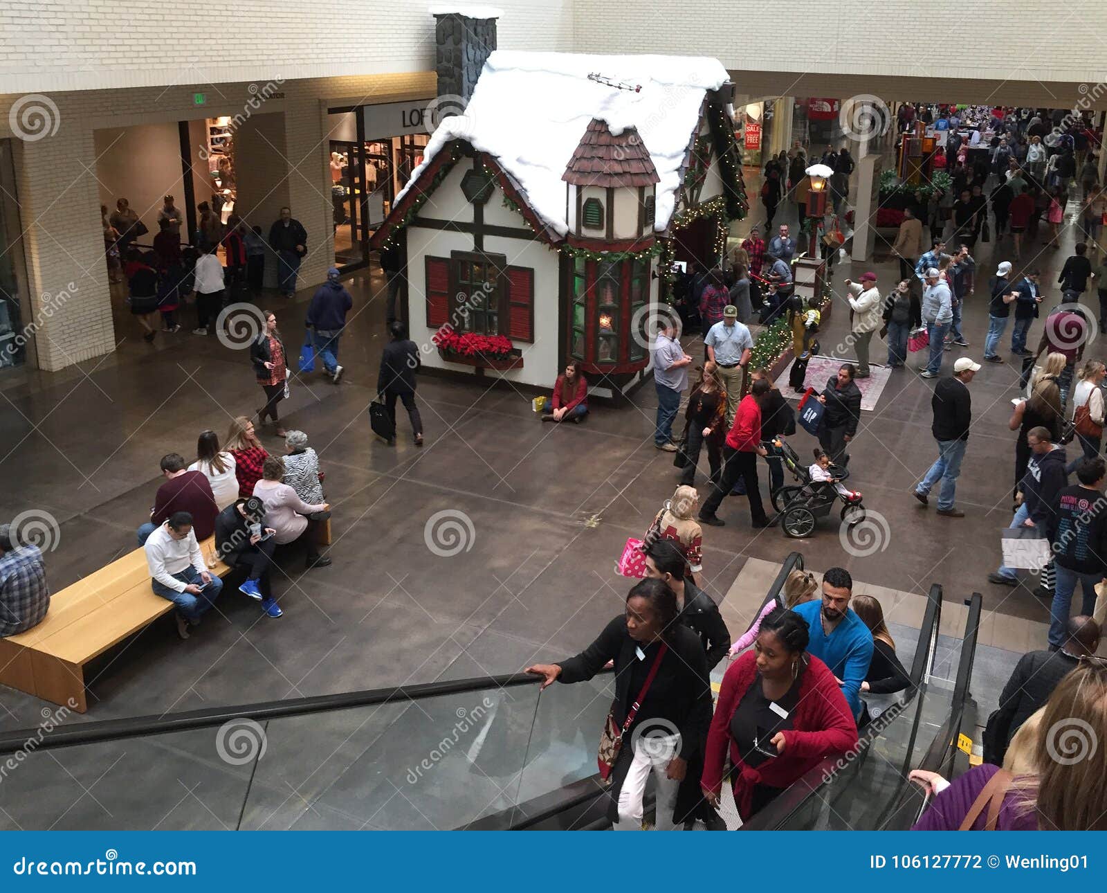 Crowed Shopping Mall Galleria Holiday Editorial Photo - Image of dallas,  floors: 105273076