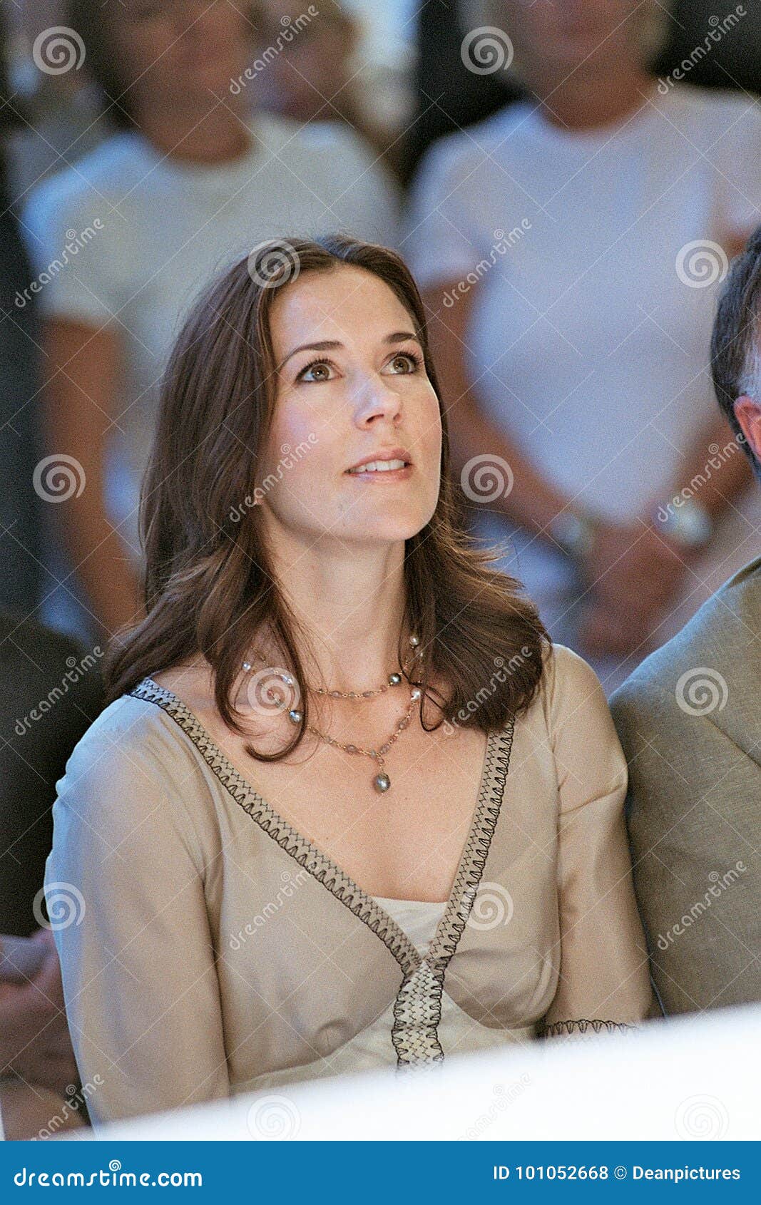 crown-prince-mary-ciff-show-denmark-copenhagen-denmark-august-crown-princess-mary-ciff-copenhagen-international-fashion-101052668.jpg