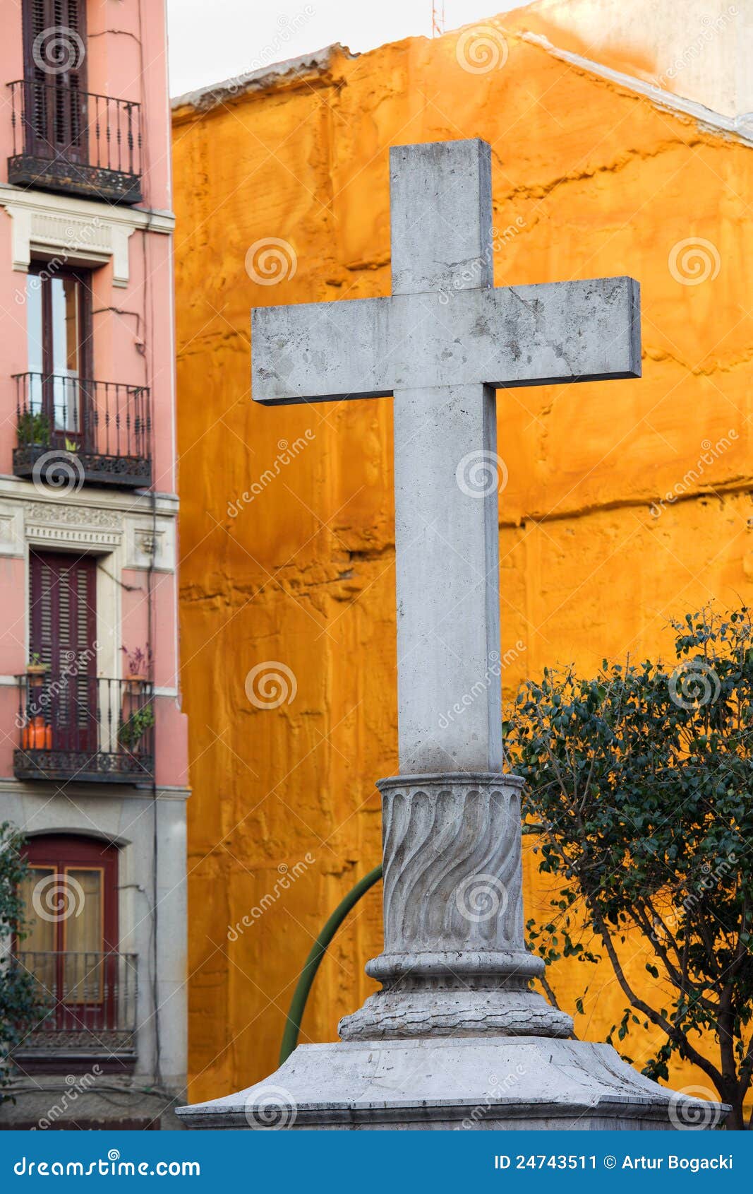 Anzai testigo encerrar Cruce En La Plaza De Puerta Cerrada En Madrid Imagen de archivo - Imagen de  vistas, ciudad: 24743511