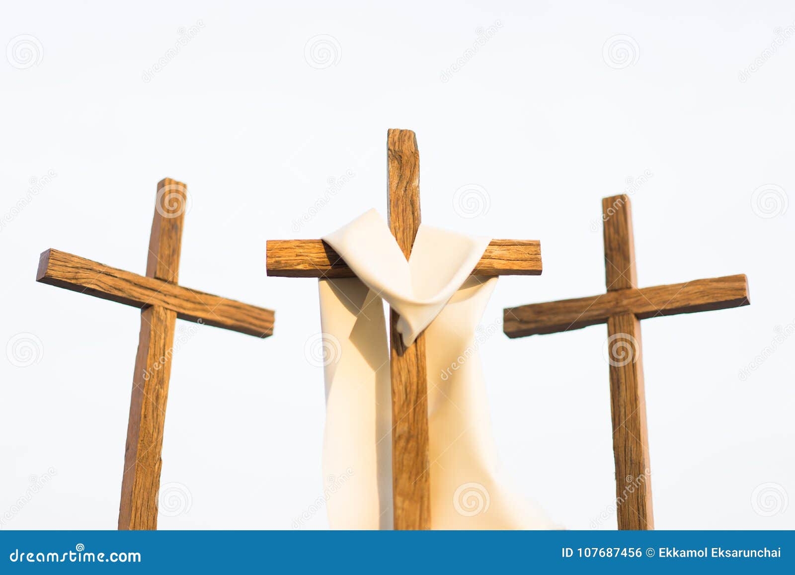 3 Cruces En Una Ciudad Foto De Archivo Imagen De Dios 107687456