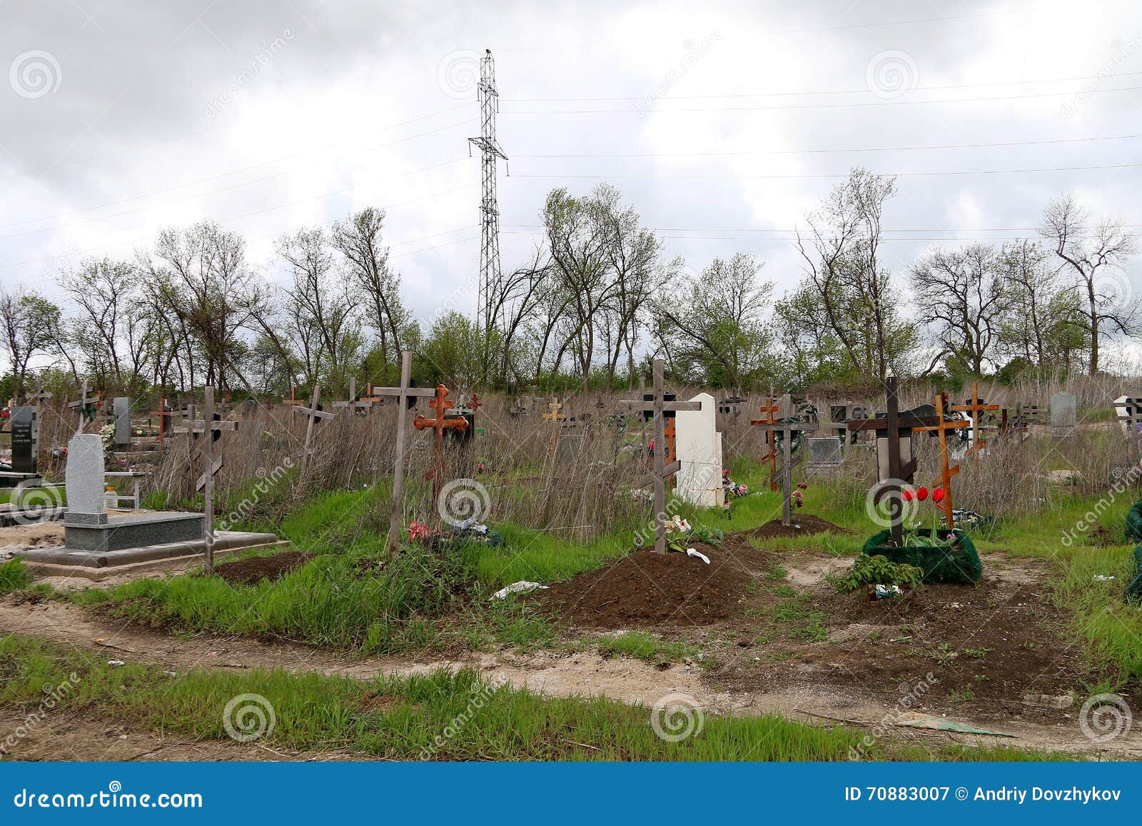 Cruces y tumbas en el cementerio, el pravoslanvye fúnebre