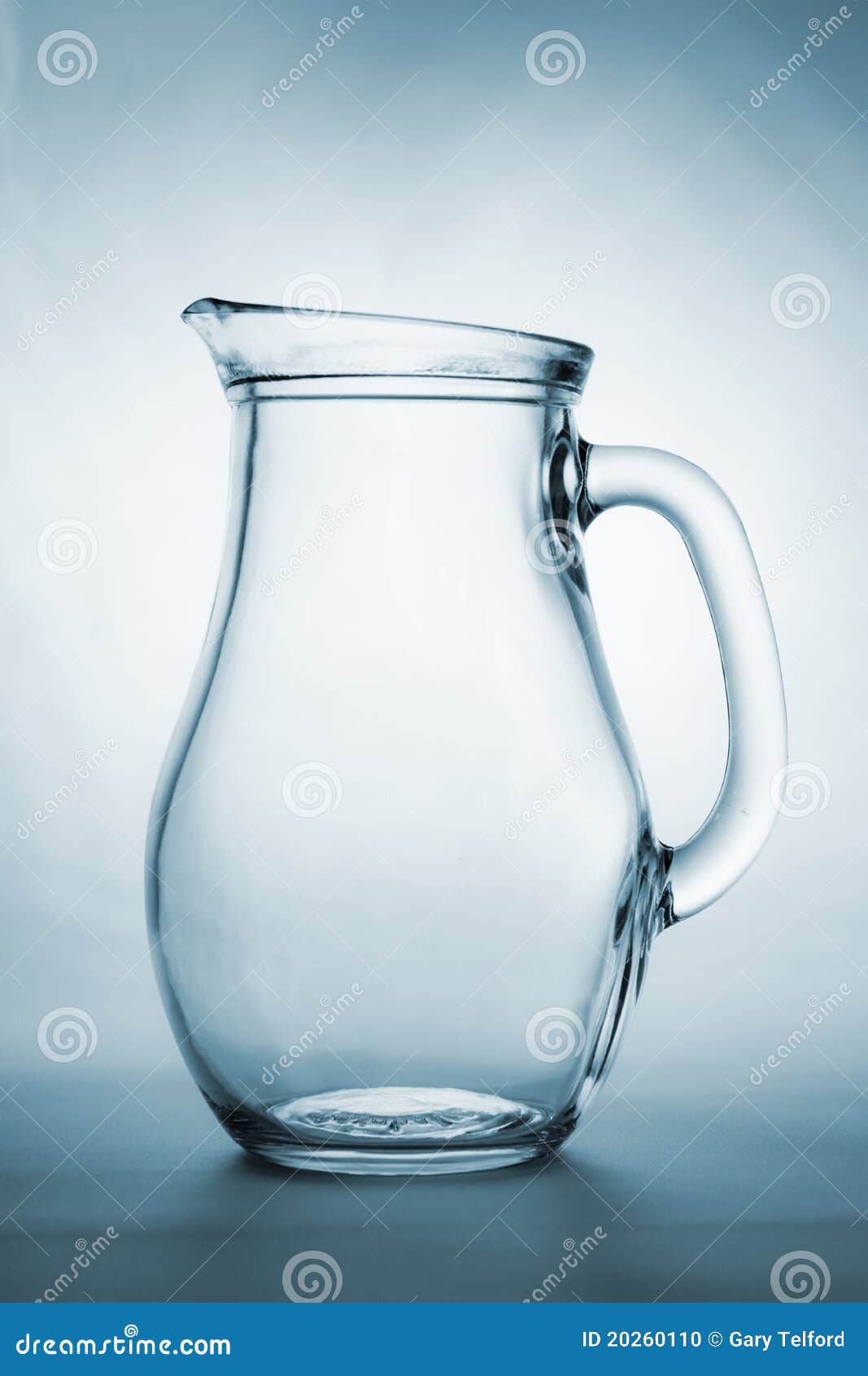 Cruche d'eau photo stock. Image du forme, bleu, verrerie - 20260110
