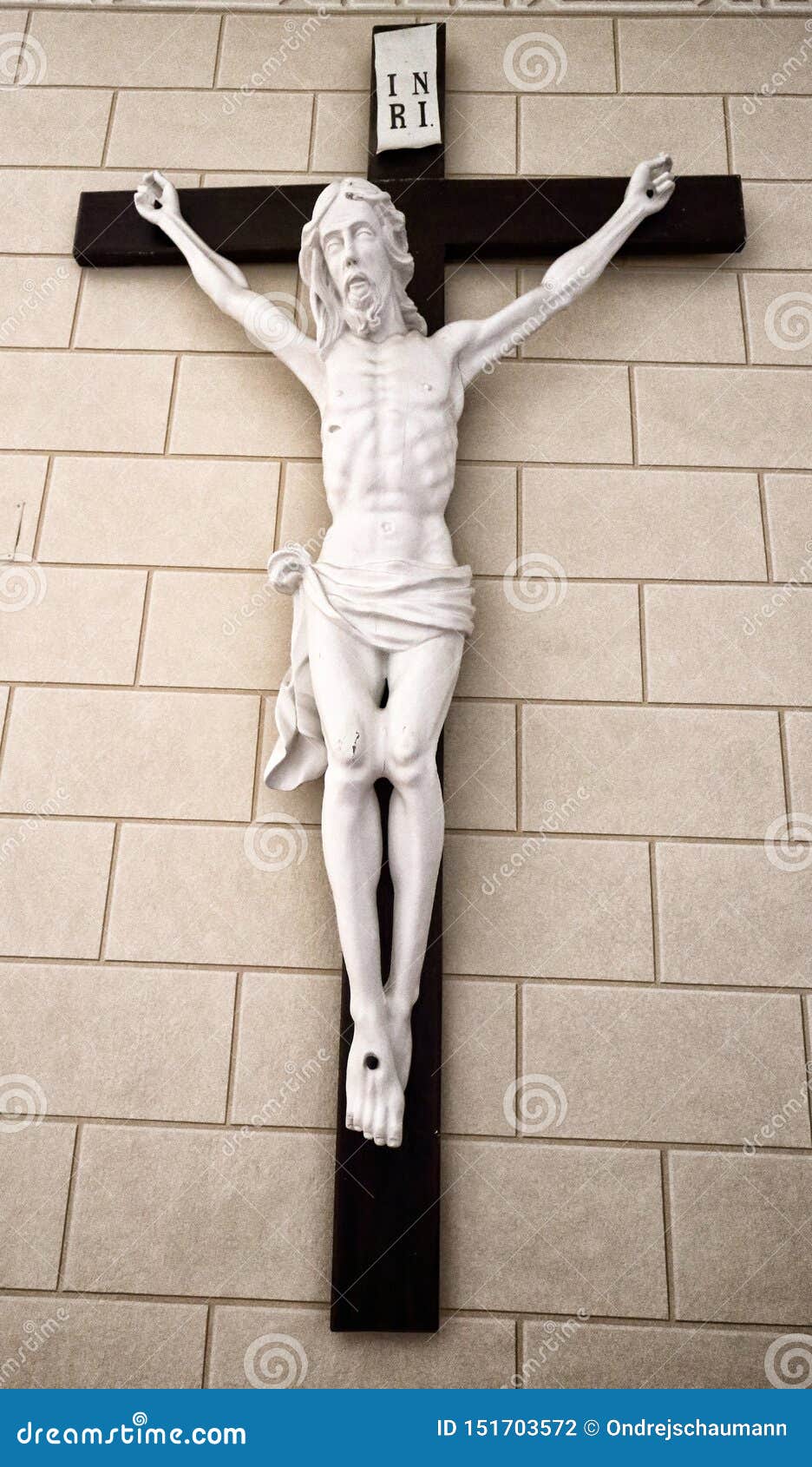 https://thumbs.dreamstime.com/z/crucifijo-negro-grande-con-jesus-christ-blanco-en-la-pared-tejada-151703572.jpg