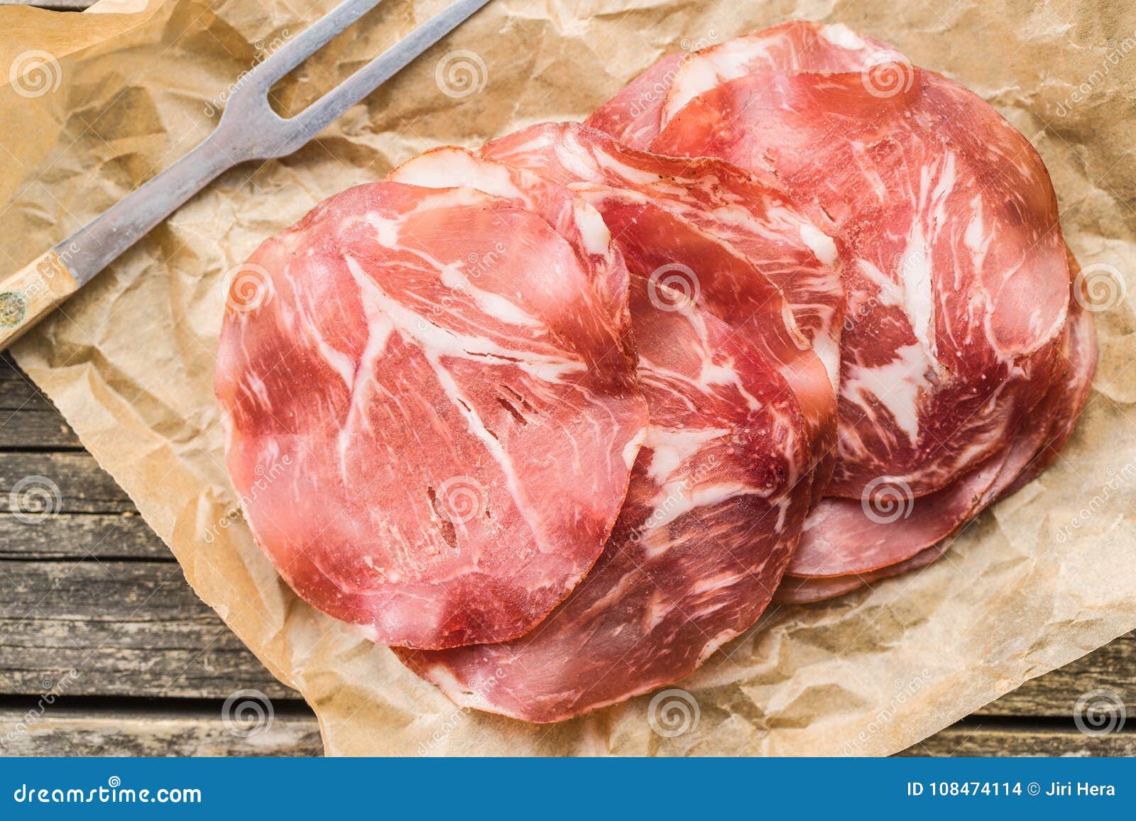 Crudo Cortado Del Prosciutto Foto de archivo Imagen de papel, secado