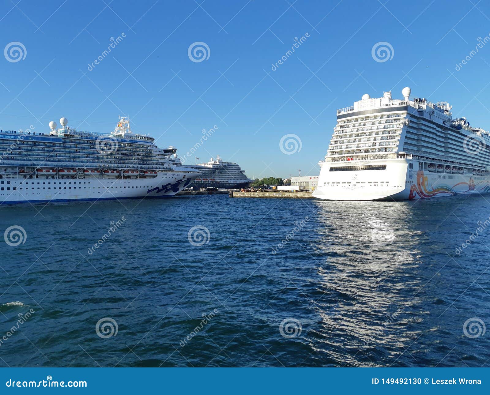 cruise ship docking in victoria bc