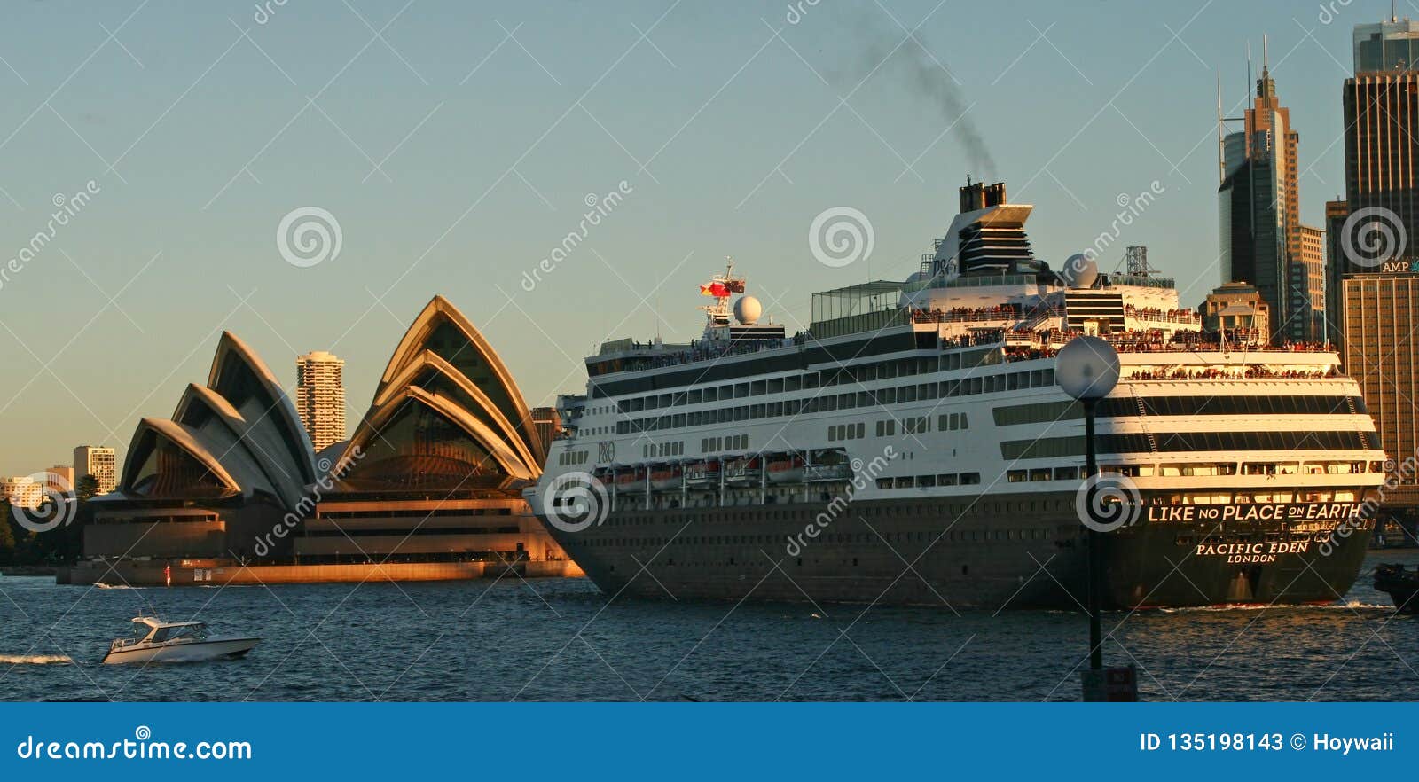 sydney cbd cruise ships