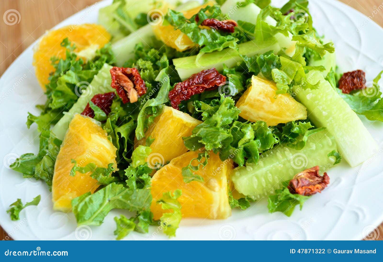 crunchy green salad with sundried tomatoes