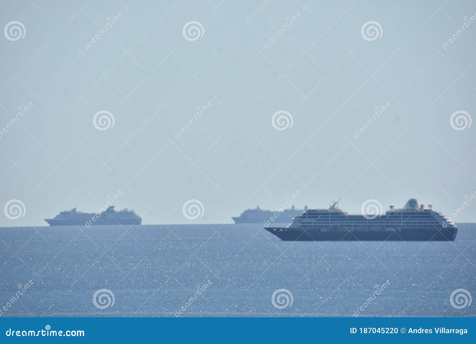 cruse ships saling awai from coco cai bahamas