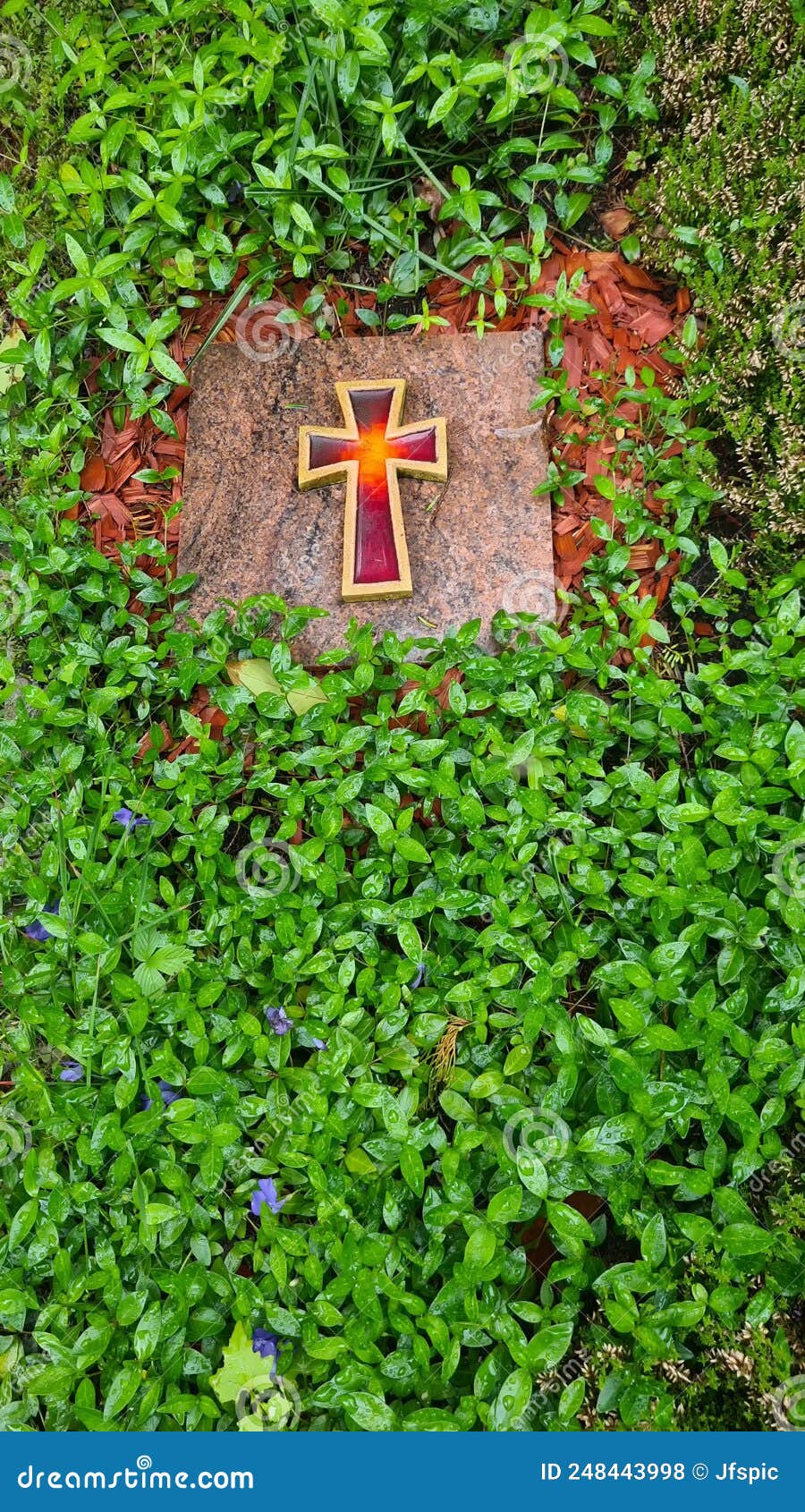 cruz con piedra roja sobre fondo blanco
