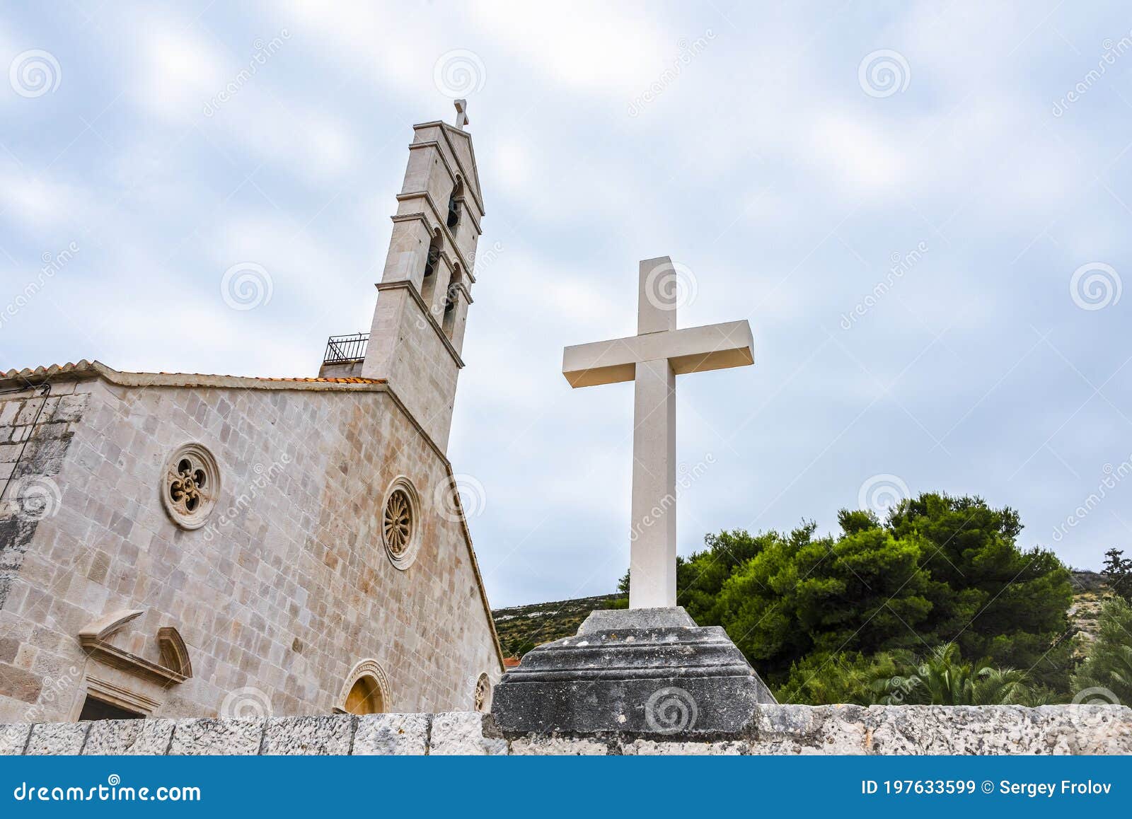 Cruz Cristiana En La Costa De La Isla Vis, Croacia Imagen de archivo -  Imagen de ciudad, cielo: 197633599