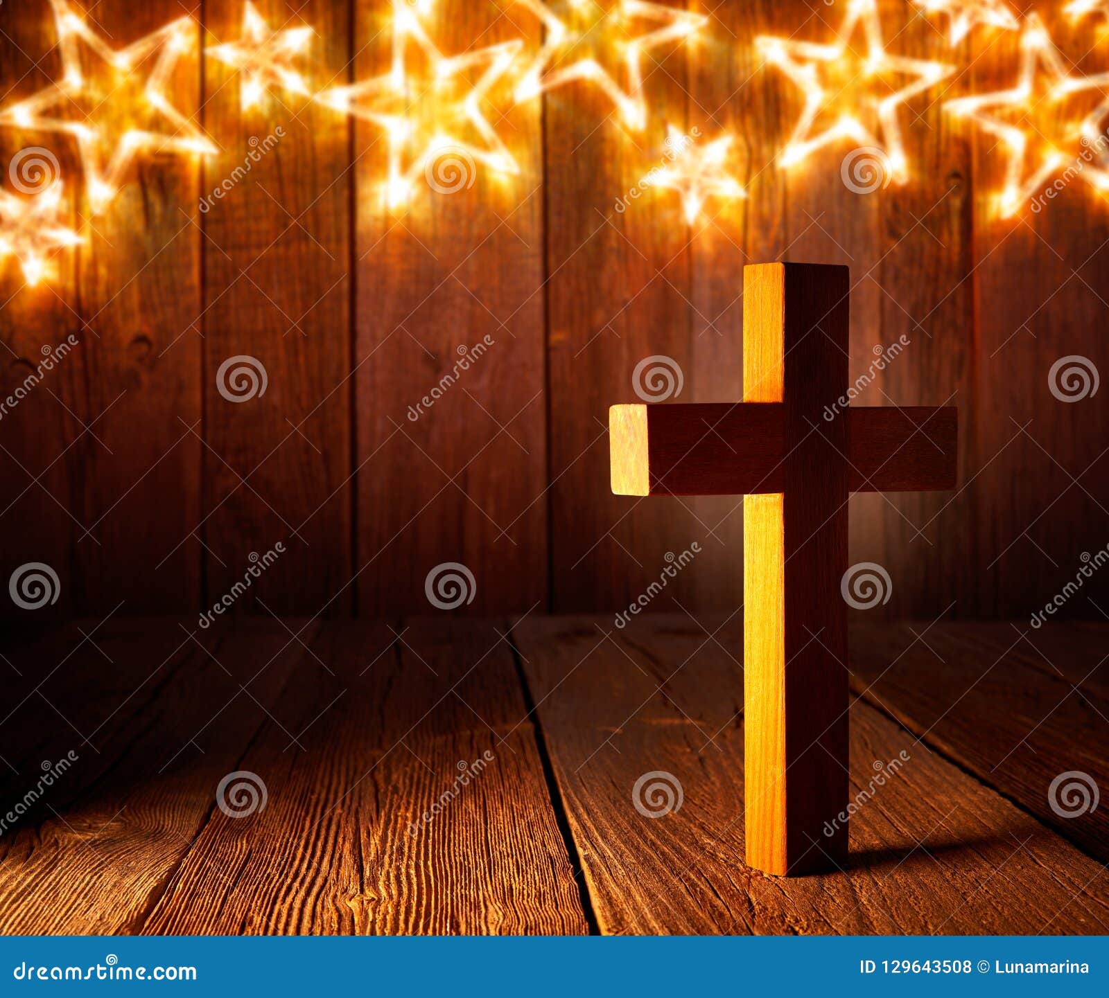 Cruz De Madera Cristiana En Las Estrellas De La Navidad Foto de archivo - Imagen de santo, cristo: 129643508 Cruz De Madera Cristiana En Las Estrellas De La Navidad Foto de archivo - Imagen de santo, cristo: 129643508