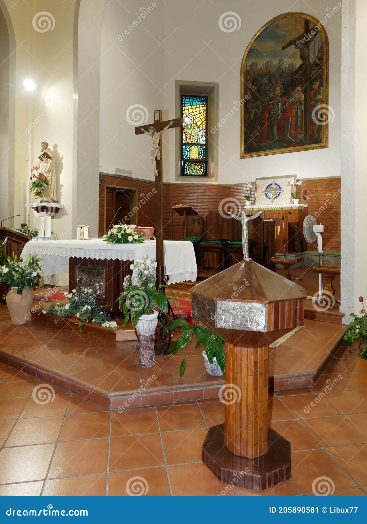 Cruz Del Altar De La Iglesia Cristiana Imagen de archivo - Imagen de  interno, religioso: 205890581