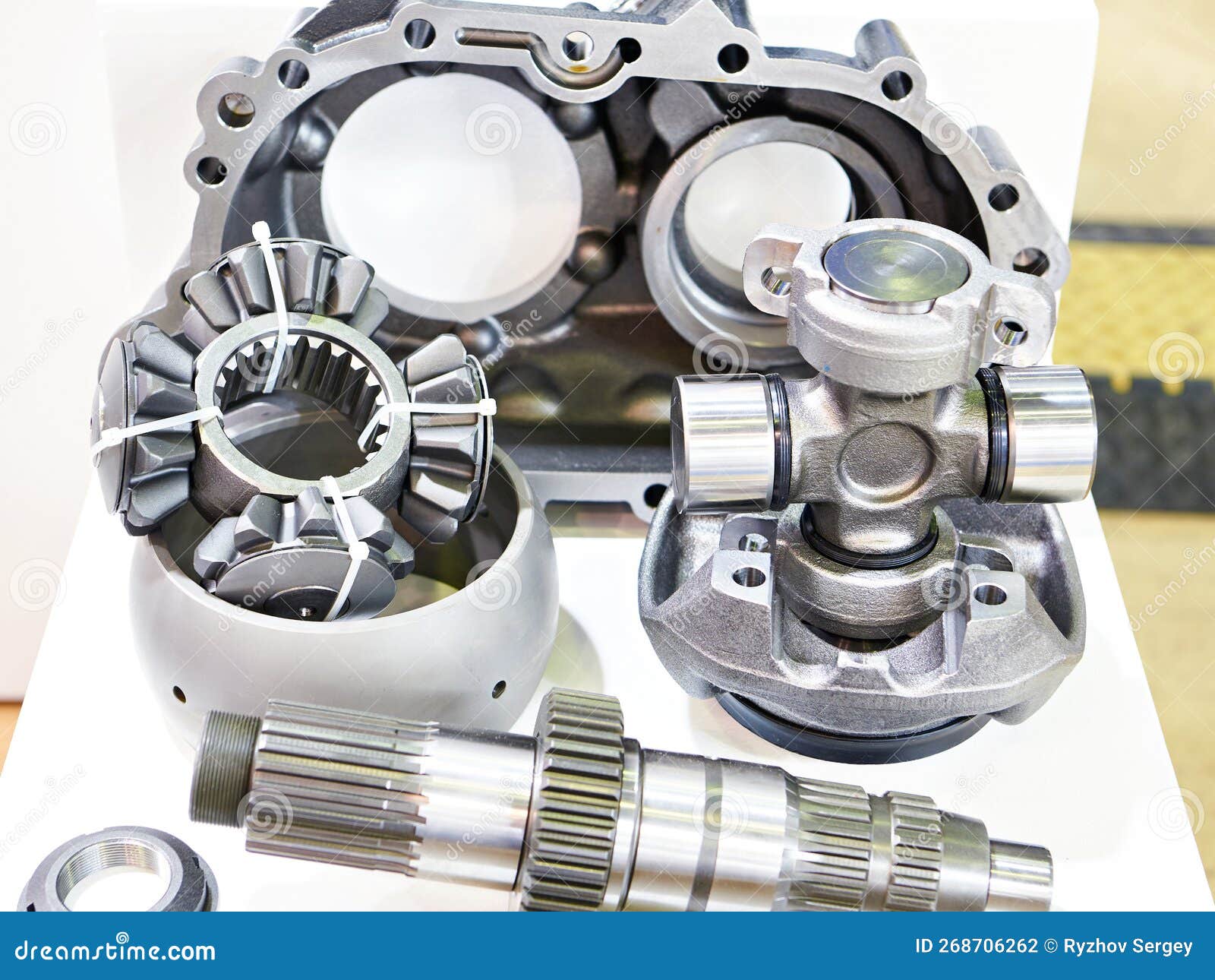 Cruz para o eixo cardan foto de stock. Imagem de equipamento - 268706262