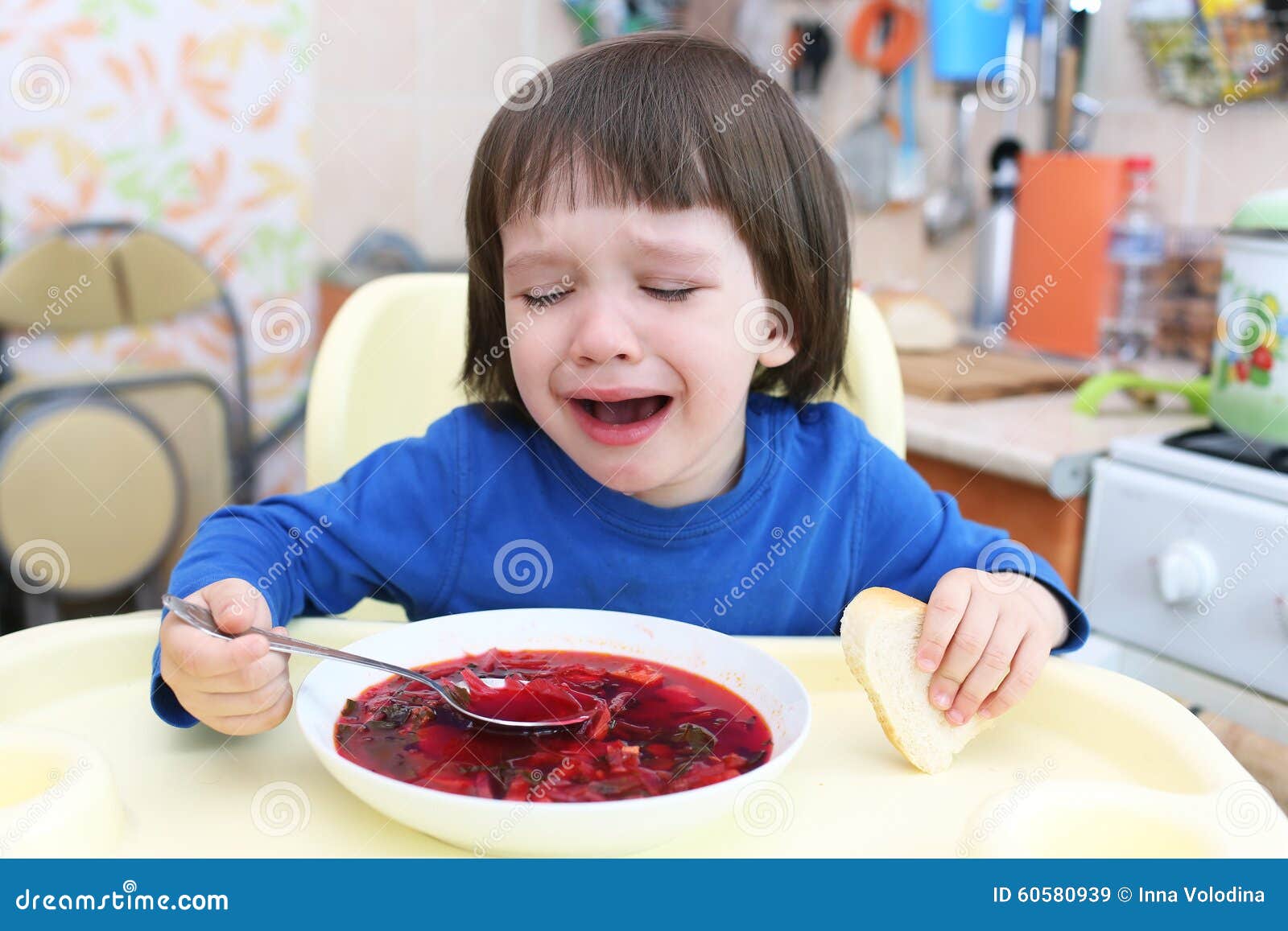 Дети кушают и плачут. Мальчик с тарелкой. Ребенок ест суп. Борщ для детей. Девочка ест борщ.