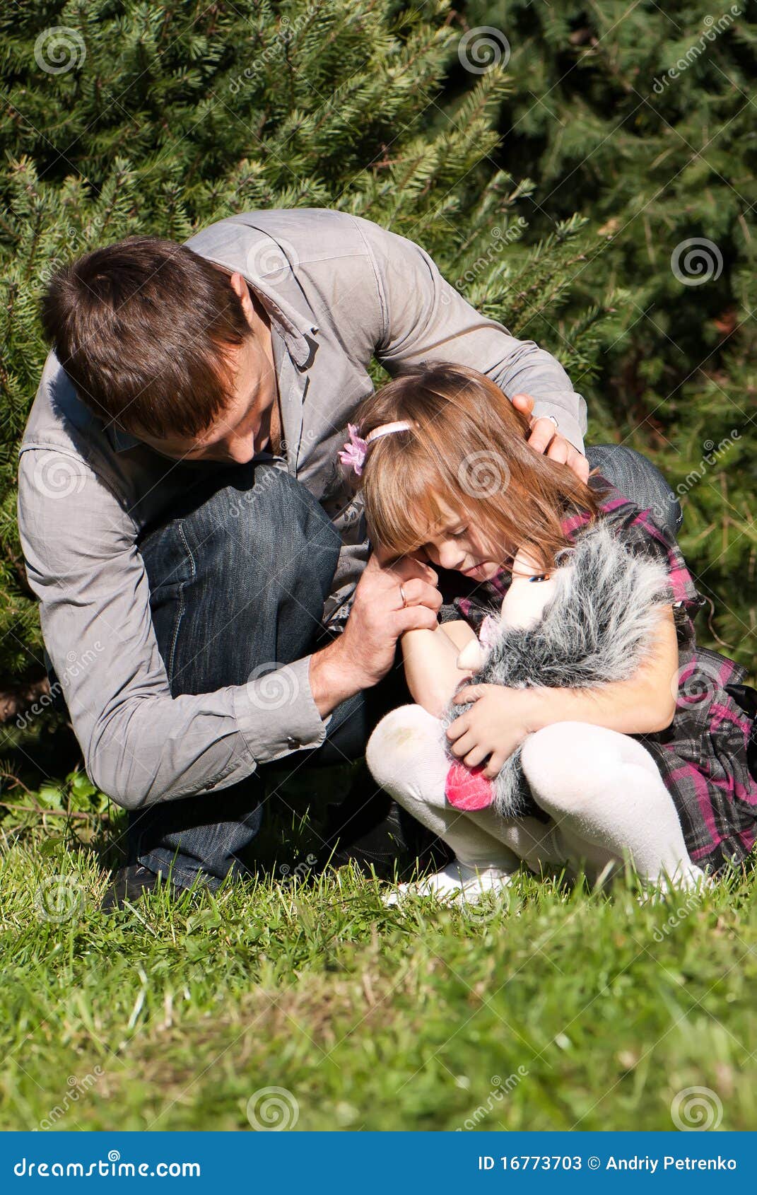 Дочка пописала. Мальчик с девочкой в кустах. Высаживание девочек на природе. Ребёнку приспичило в парке. Высаживание ребенка на природе девочек.