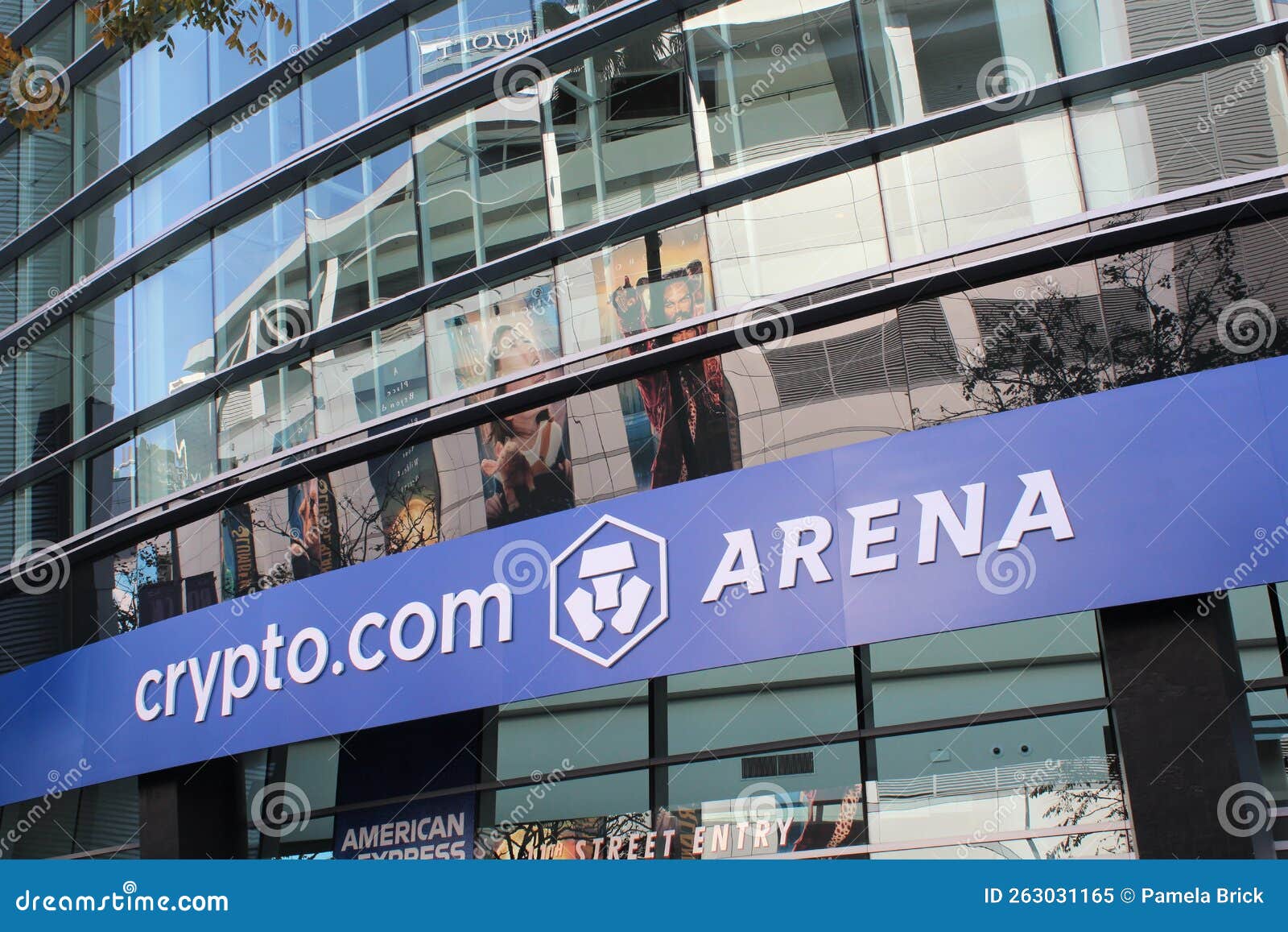 A statue of Magic Johnson dribbling a basketball a Lakers uniform with the number  32 in front of Crypto.com Arena in Los Angeles California USA Stock Photo