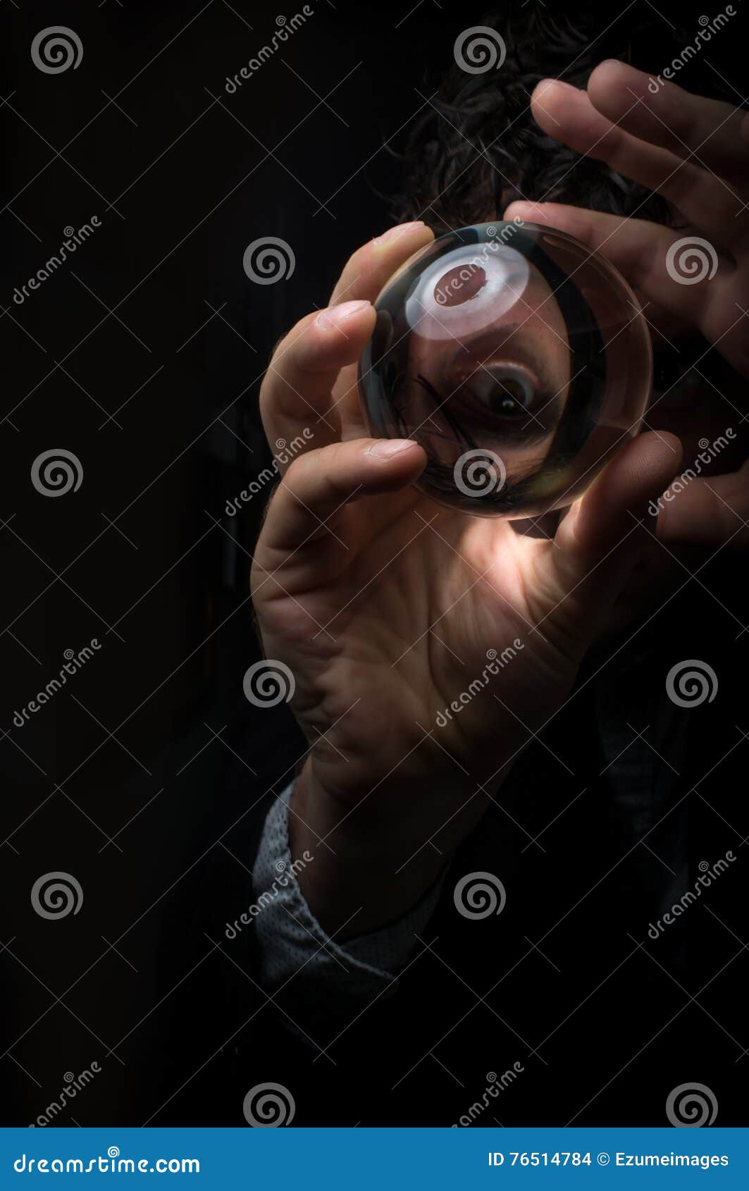 Crystal Ball Hand foto de archivo. Imagen de magia, resplandor 76514784
