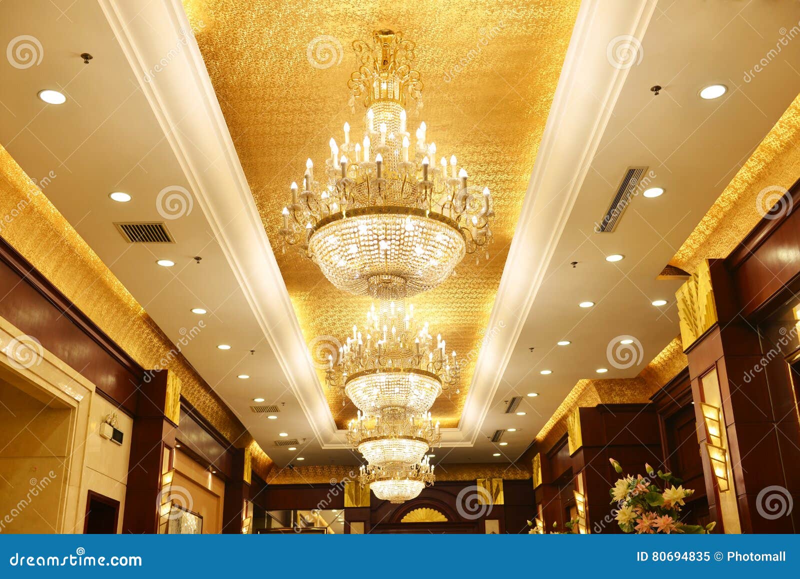 Crystal Chandelier de lujo imagen de archivo. Imagen de negocios - 80694835