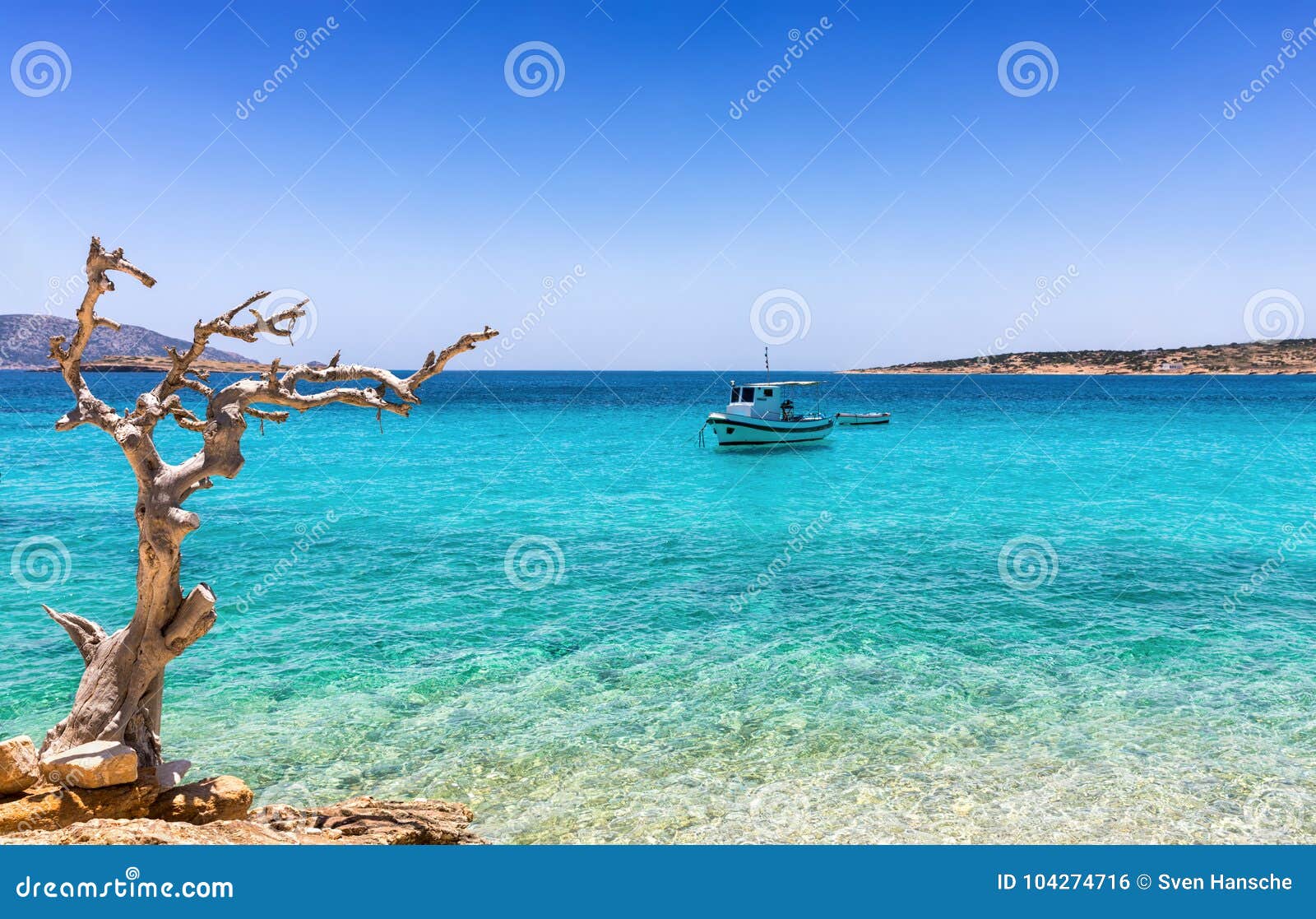 https://thumbs.dreamstime.com/z/crystal-clear-waters-koufonisia-islands-small-boat-greece-crystal-clear-waters-koufonisia-islands-104274716.jpg