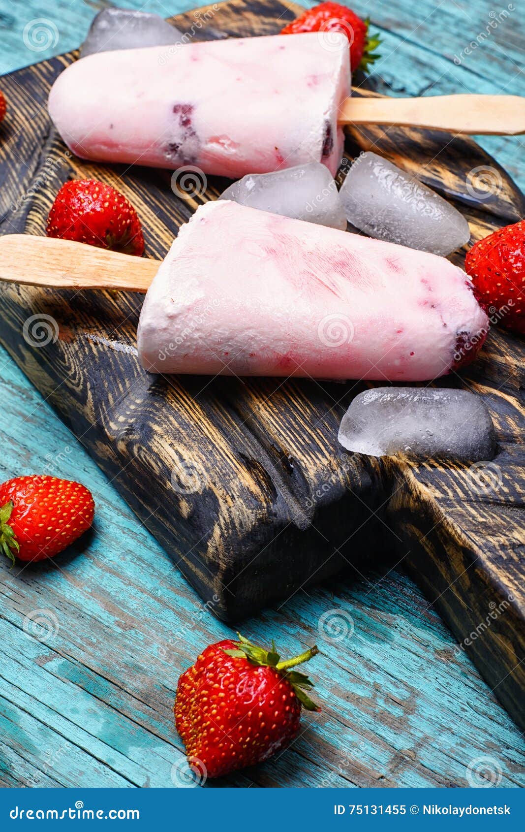 Crême glacée faite maison de fraise. Crème glacée sur le tableau de cuisine et les fraises fraîches de baies