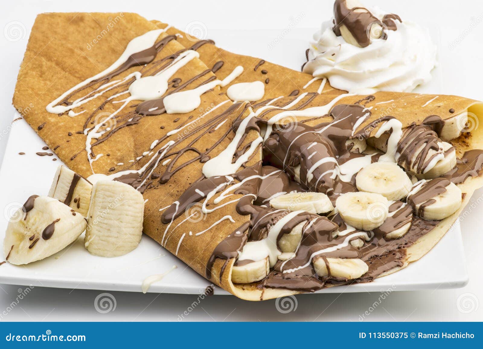 Crêpe de chocolat avec des fraises, des bananes et la glace d'isolement sur le fond blanc