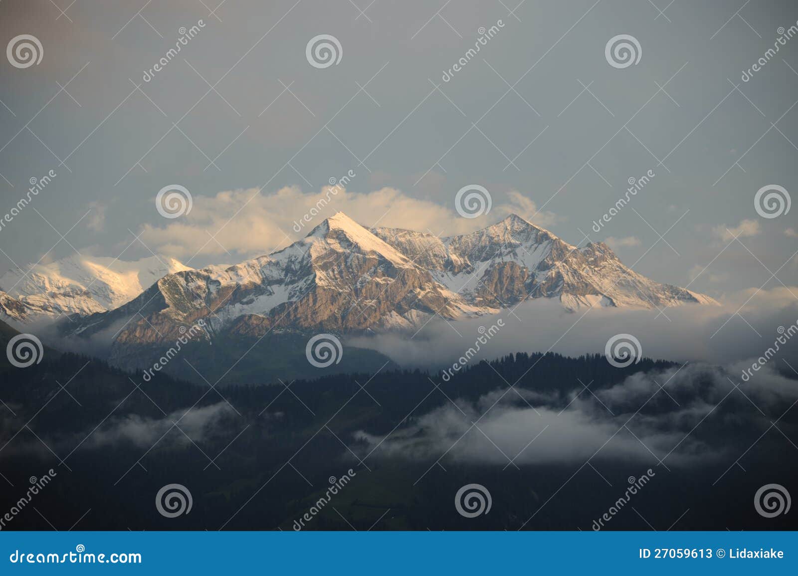 Les crêtes de neige des Alpes suisses pris de Beatenberg, près d'Interlaken, y compris Jungfrau. La photo a été prise au coucher du soleil.