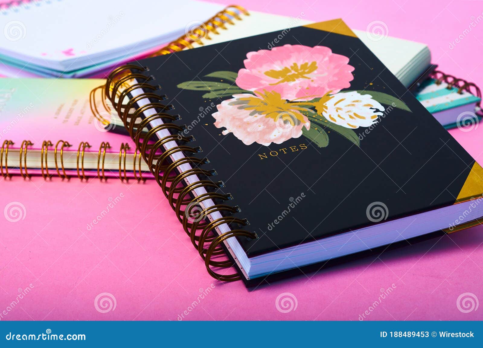 Estación de ferrocarril Peregrinación Tutor Cuadernos Con Un Bonito Diseño Sobre Un Escritorio Rosa Imagen de archivo -  Imagen de textura, libreta: 188489453