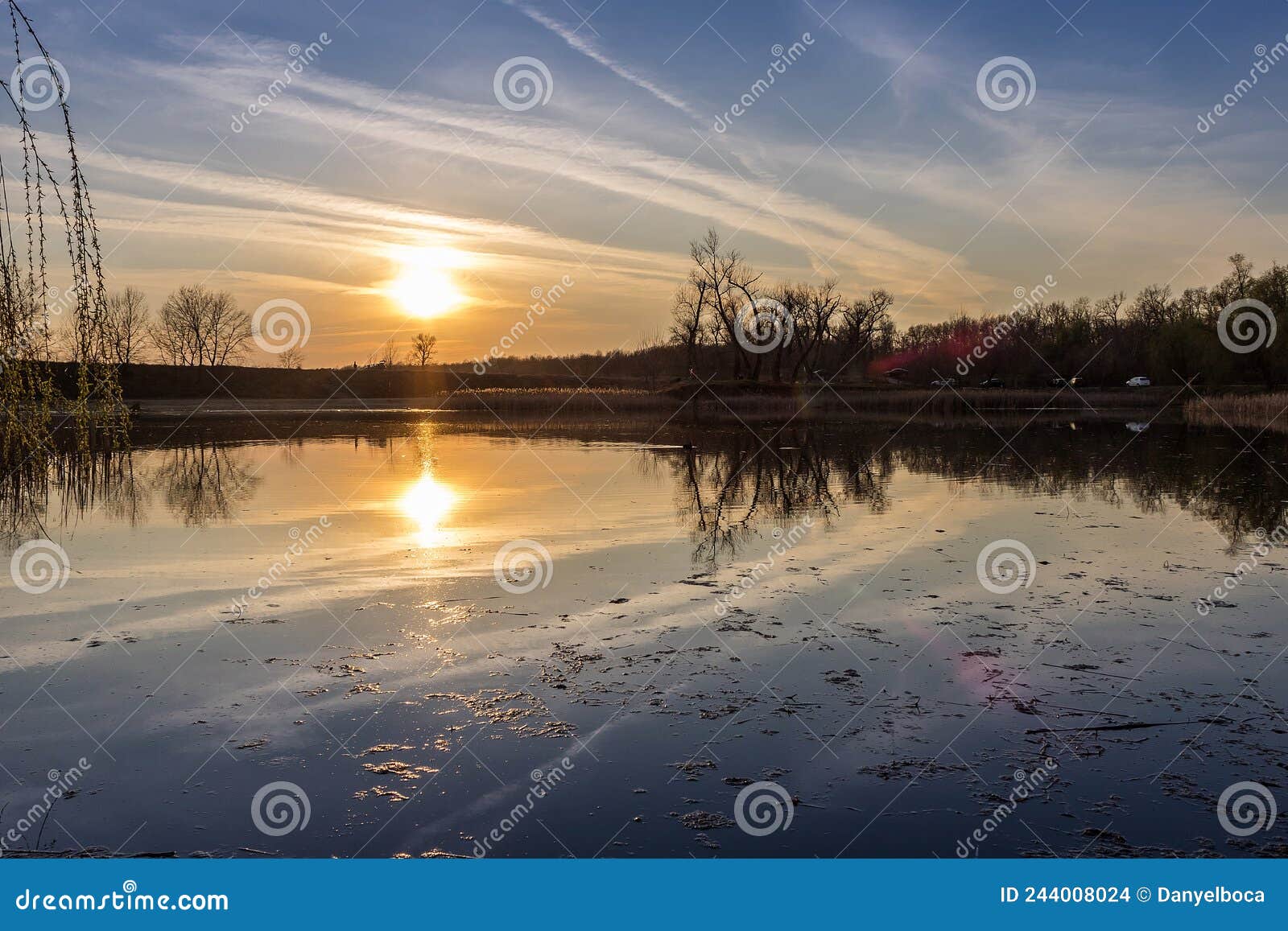 Cuando cae el sol foto de archivo. Imagen de sunset - 244008024