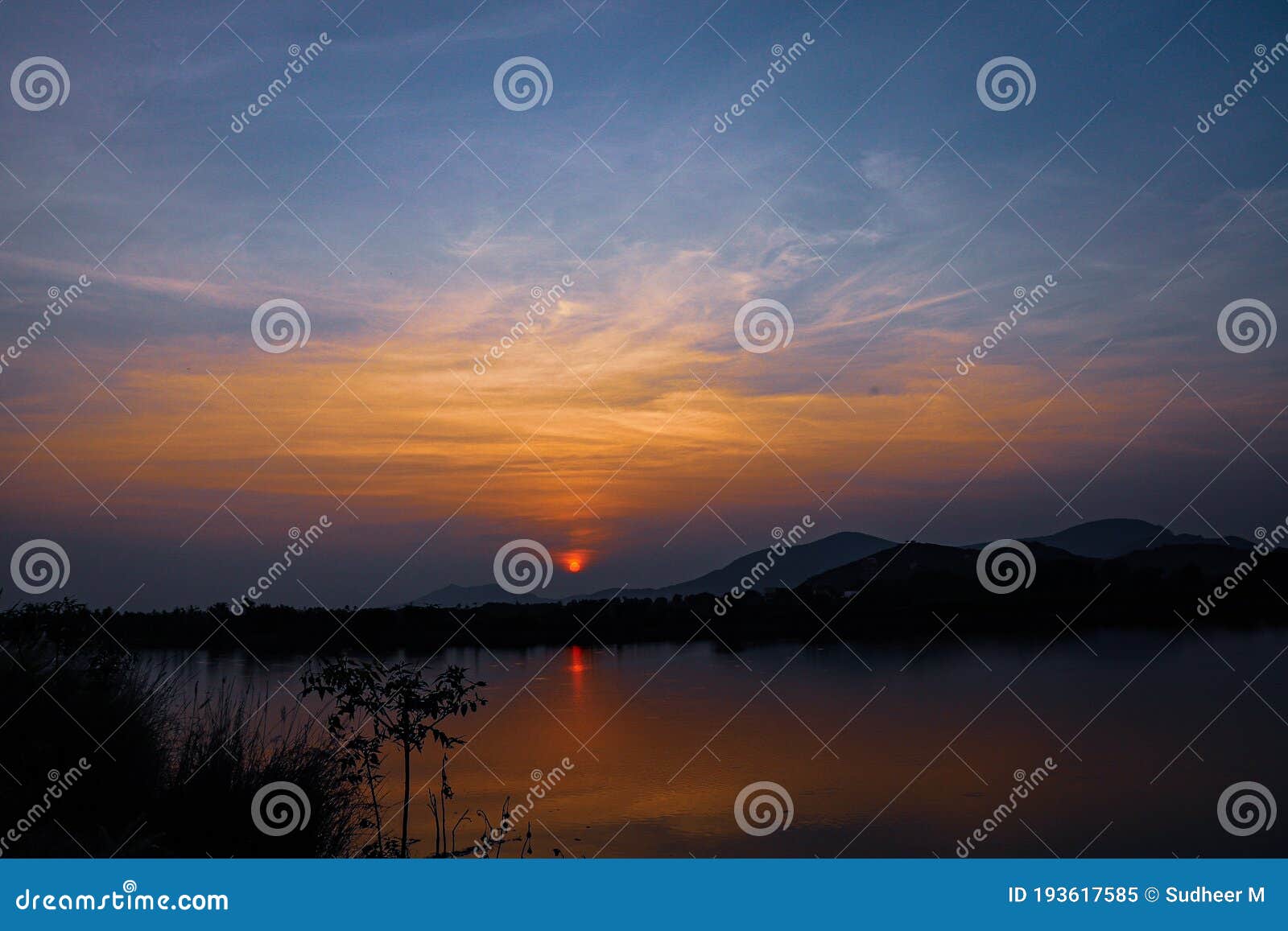 Cuando se pone el sol imagen de archivo. Imagen de lago - 193617585