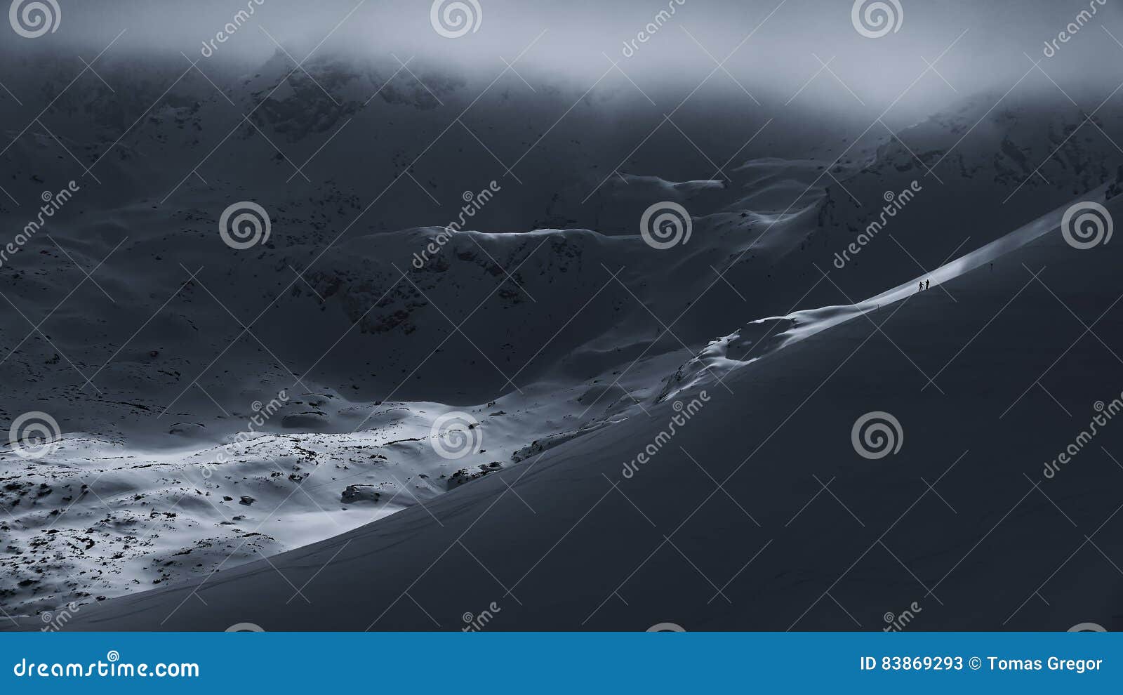 Cuando sube la niebla. Vista blanco y negro del alto Tatras