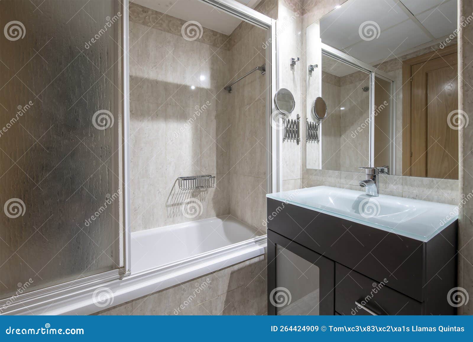 Cuarto De Baño Con Espejo Rectangular Colgado De La Pared Y Ducha Imagen de  archivo - Imagen de apartamento, interior: 264424909