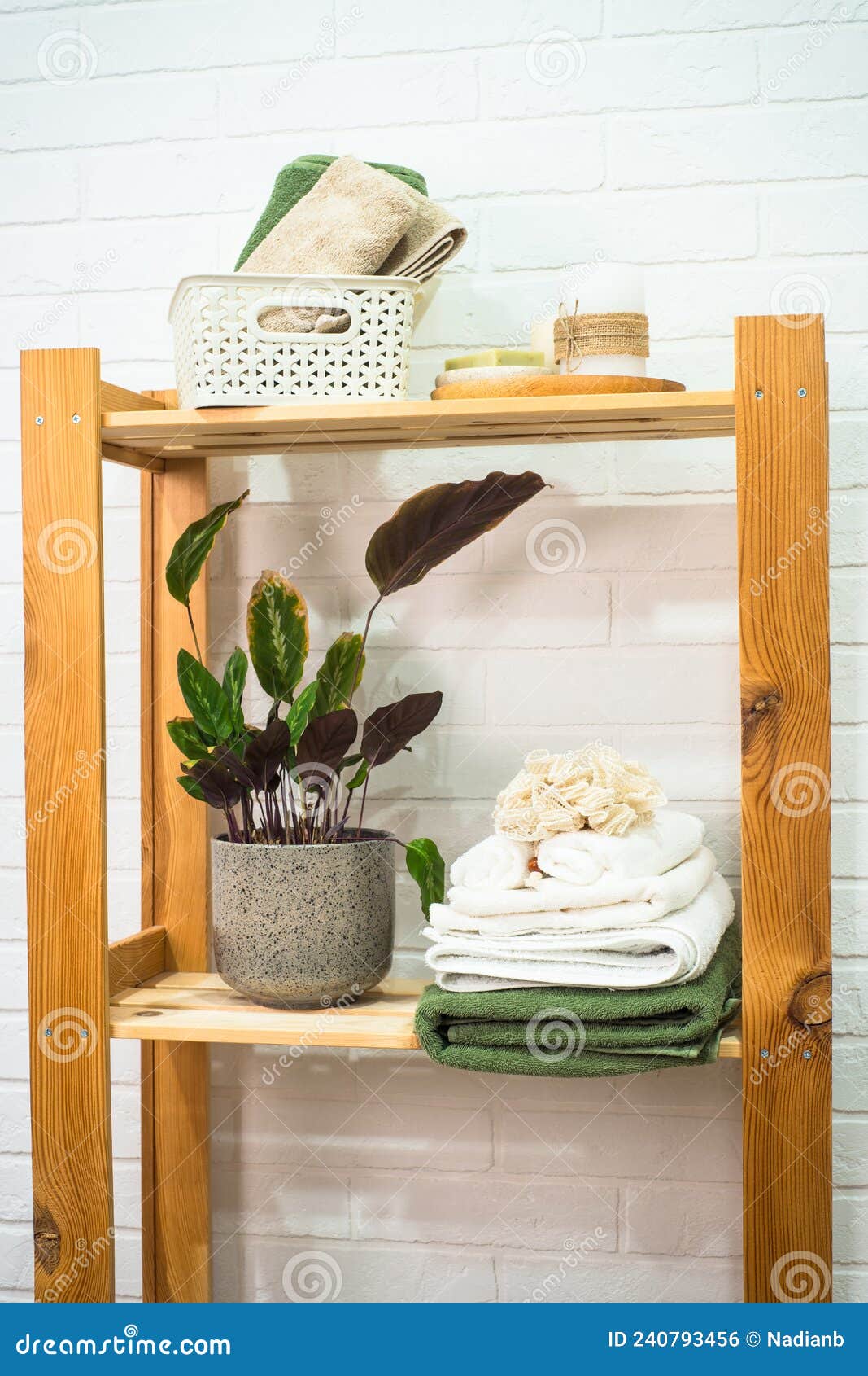 Cuarto De Baño Con Estantería De Madera Para Productos Cosméticos Y  Toallas. Foto de archivo - Imagen de tratamiento, producto: 240793456