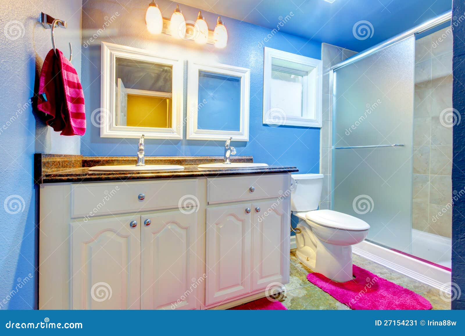 Toallas En Un Cuarto De Baño Imagen de archivo - Imagen de azulejo,  interior: 6754889