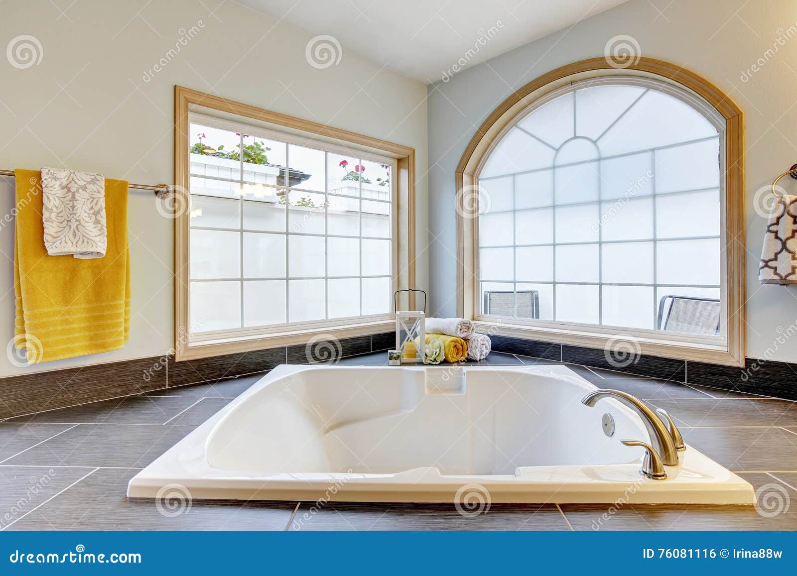 Cuarto De Baño Principal Con El Lujo Con La Bañera Y Las Ventanas