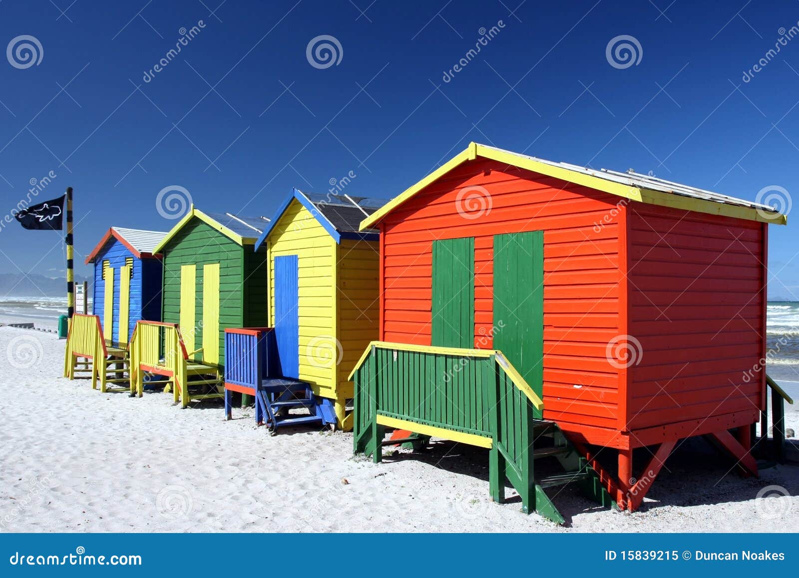 Cuartos Coloridos Del Cambio De La Playa Imagen de archivo - Imagen de