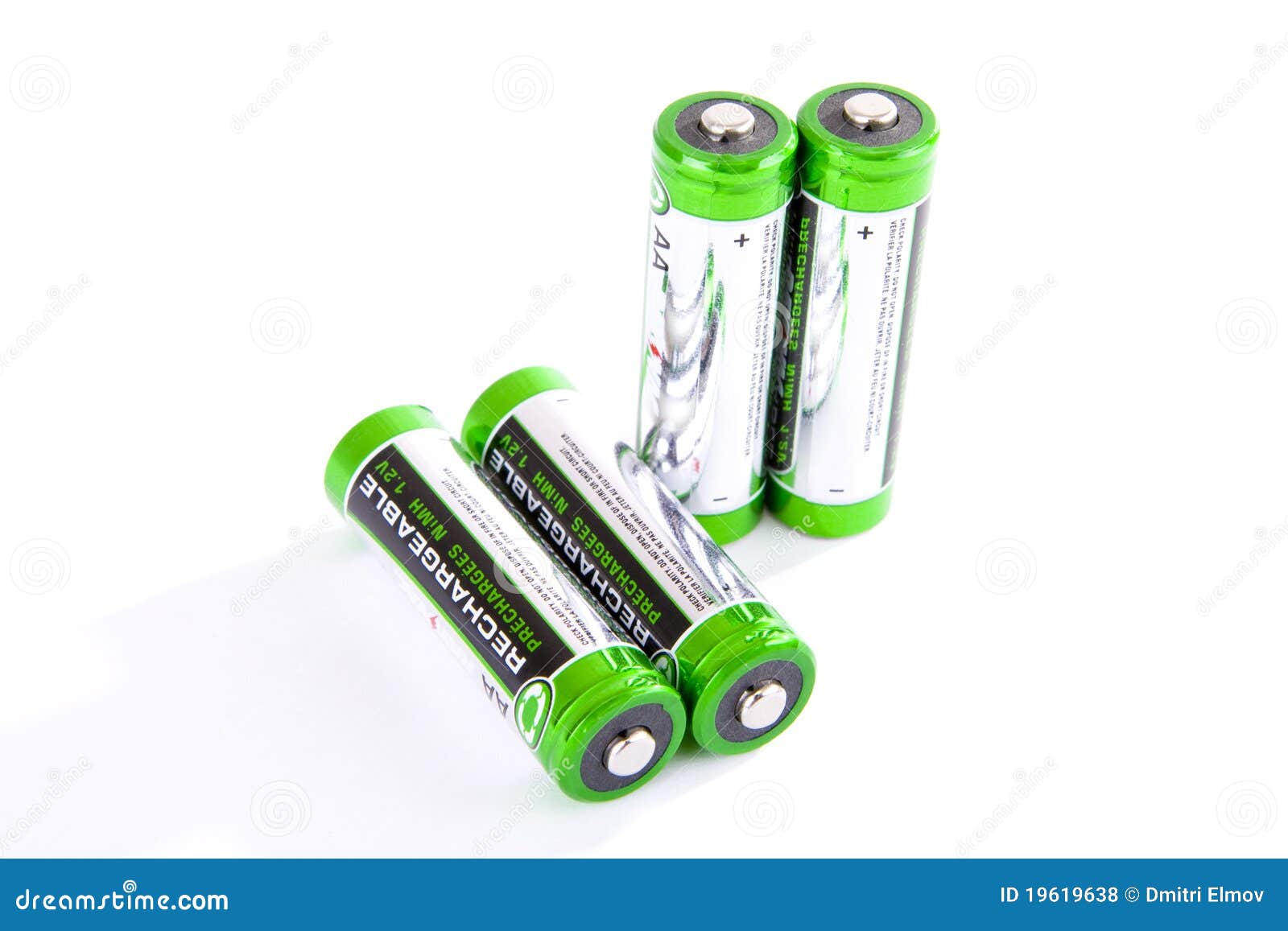 Cuatro baterías recargables aisladas en blanco