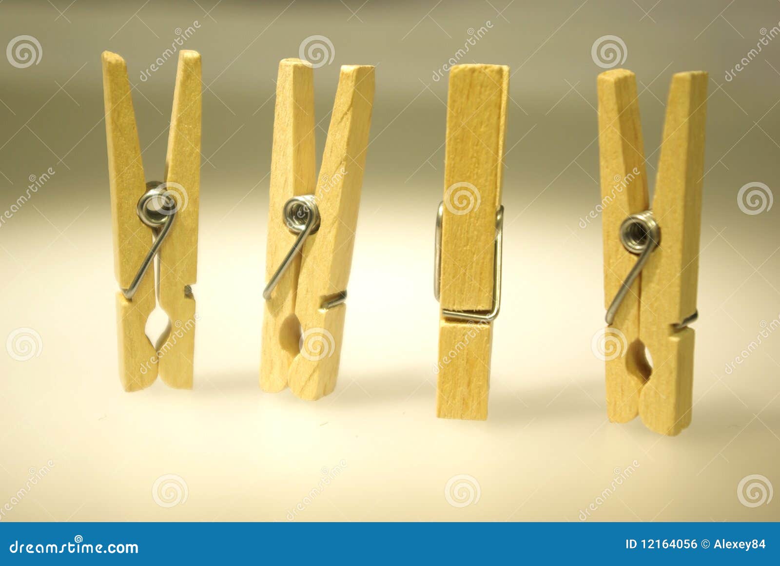 Cuatro clothespins foto de archivo. Imagen de declarar 12164056