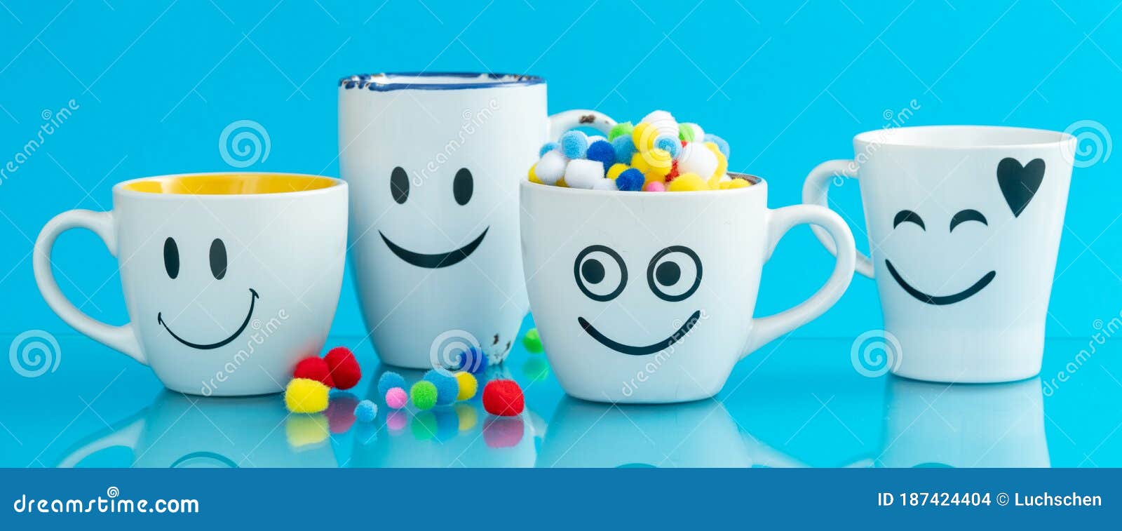 Cuatro Tazas Con Caras Graciosas En El Fondo De Color. El Concepto De Una  Empresa Amigable Una Gran Familia De Amigos Que Se Reúne Foto de archivo -  Imagen de sonriente, copia