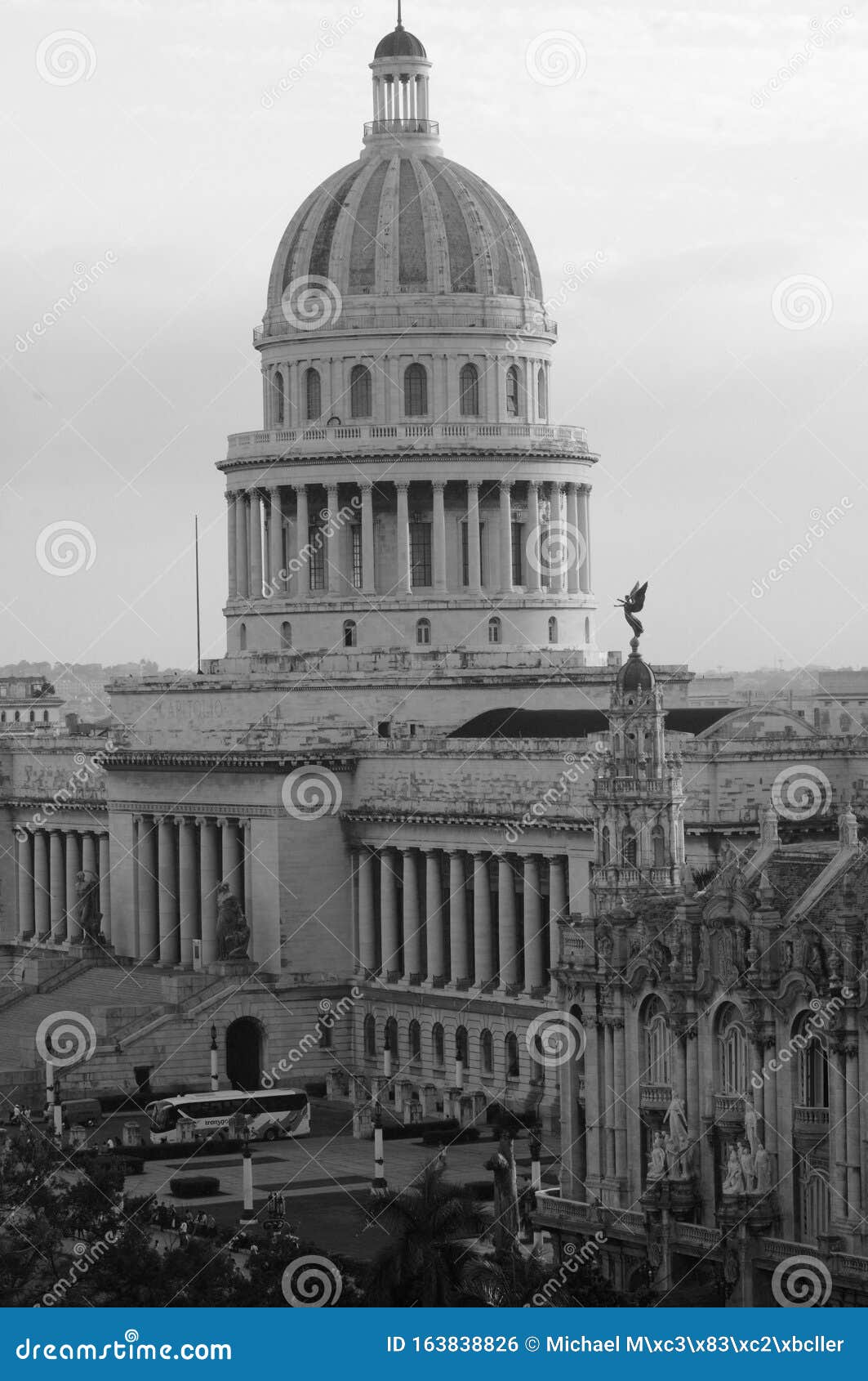 cuba-la-torre-del-capitolio-el-edificio-gobierno-para-parlamento-cubano-163838826.jpg