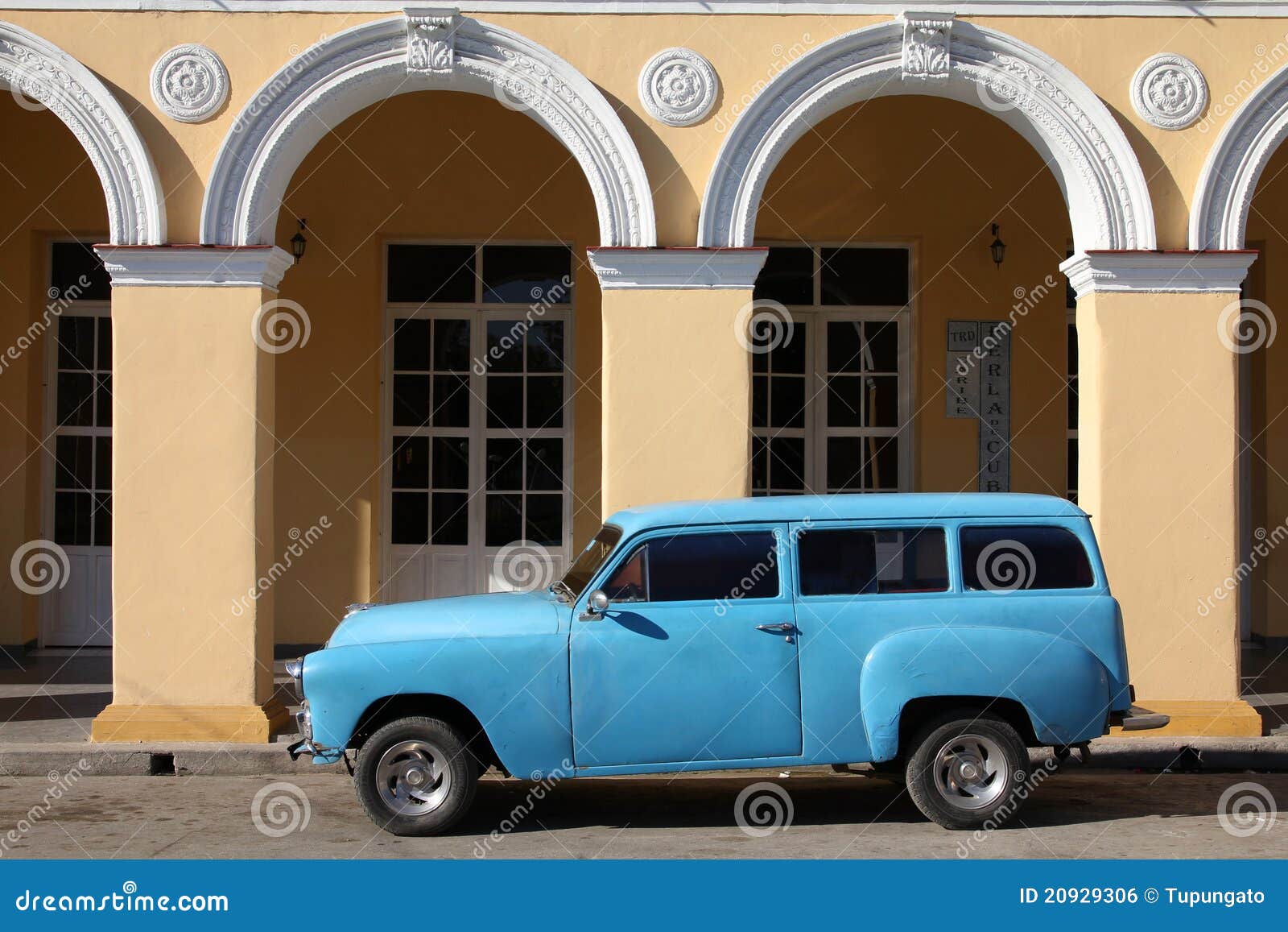 Cuba oldtimer. 6 2011 amerikanska dragningsbilbilar klassiska cuba februari dess viktiga turism för gata för spiritus för multitudeoldtimersancti