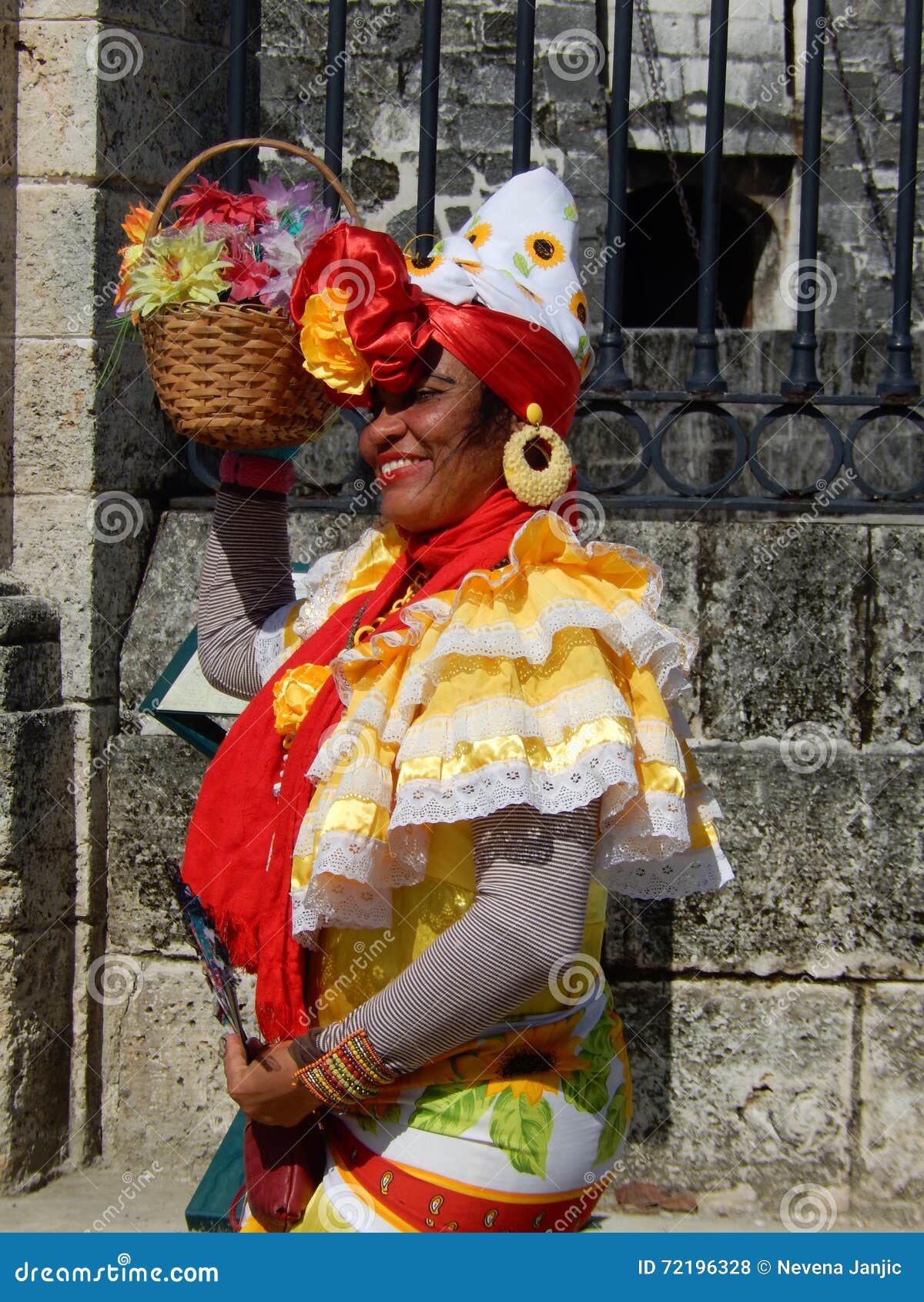 CUBAANSE DAME in TRADITIONELE KLEURRIJKE KLEDING, CUBA Redactionele Foto - of kleding, straat: 72196328
