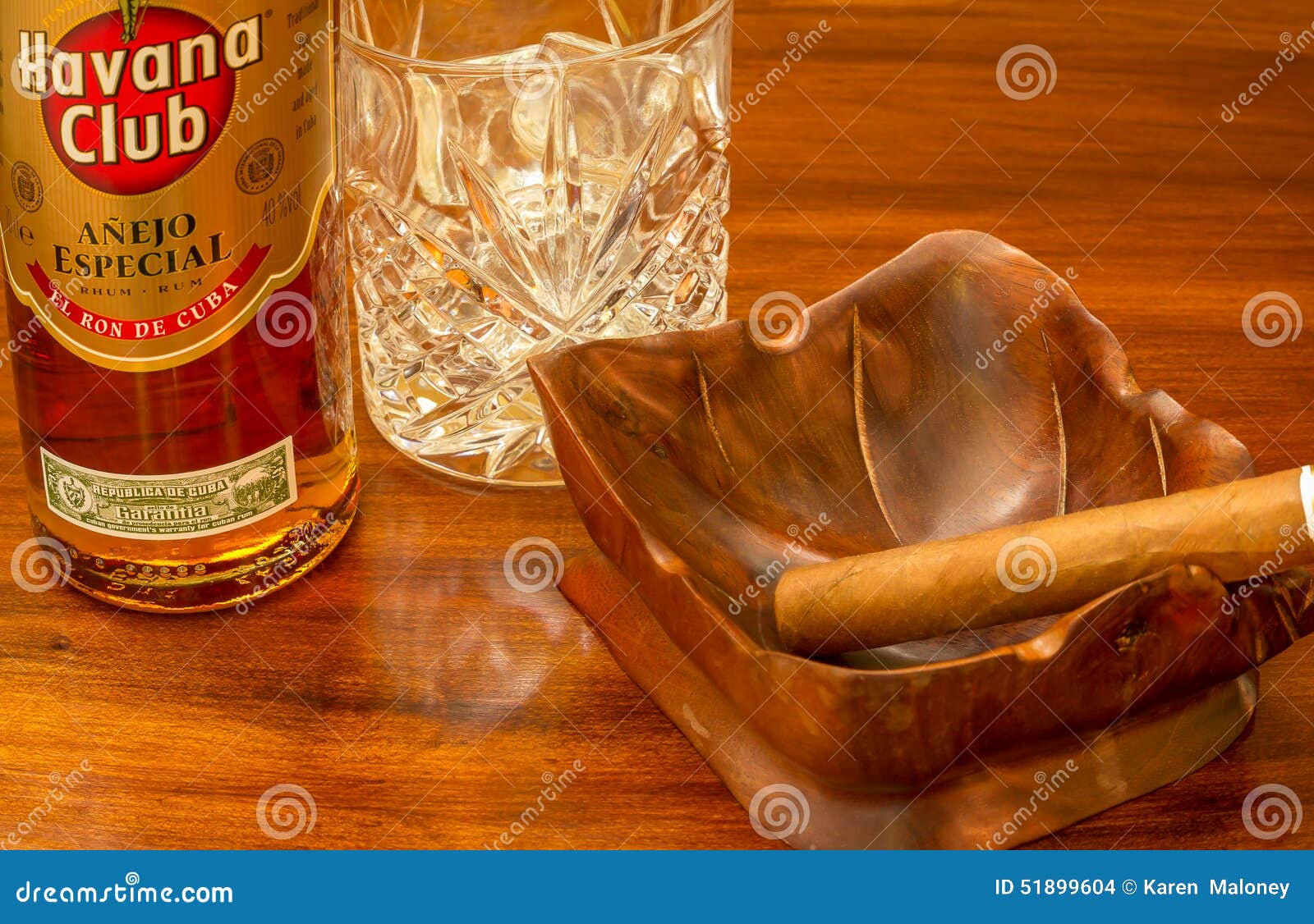 Cubaanse rum en Sigaar redactionele stock afbeelding. Image of cuba