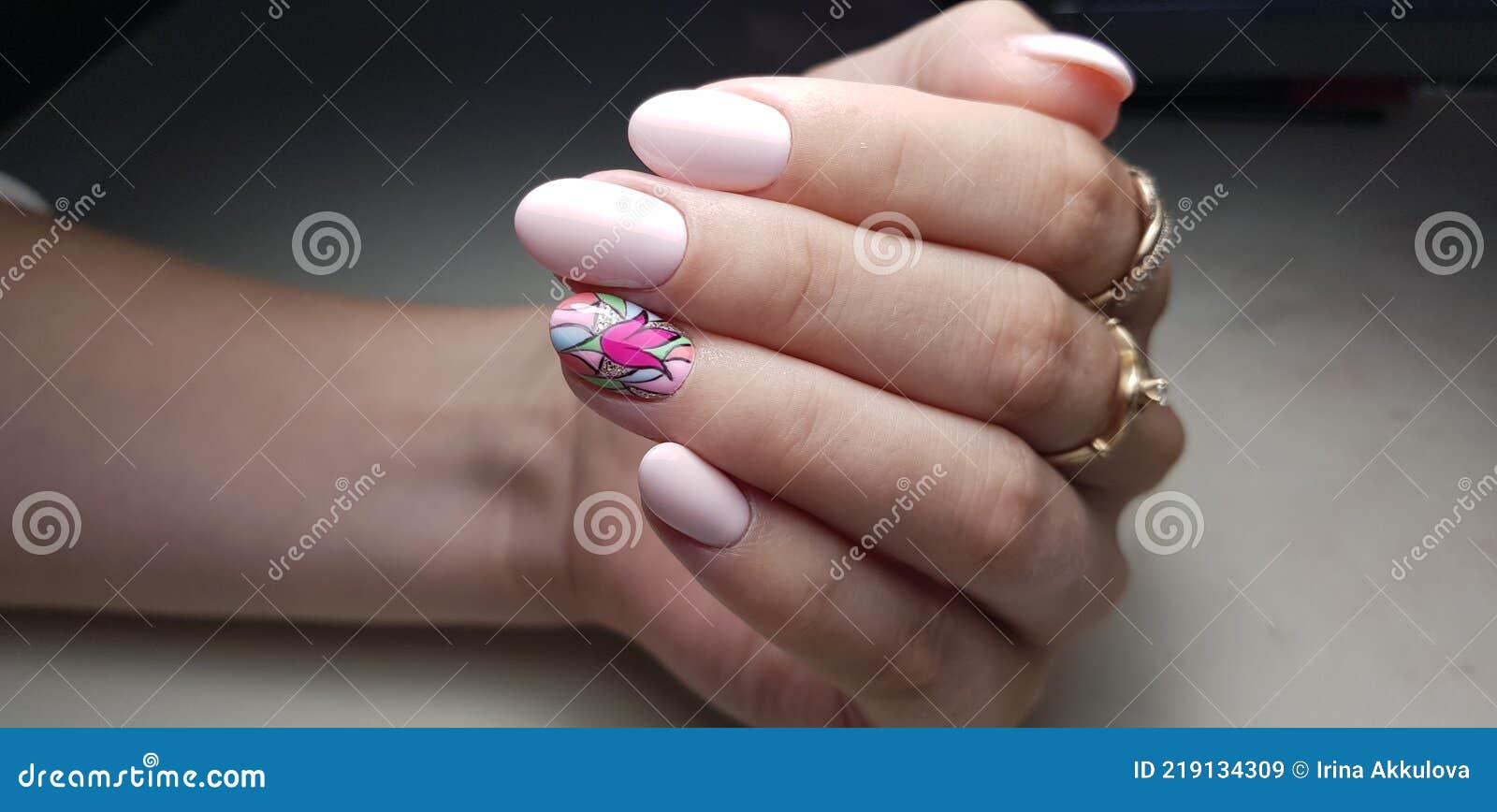 Cubierta De Gel De Esmalte De Uñas Rosa Con Diseño Imagen de archivo - Imagen de miembro, santo: 219134309 Cubierta De Gel De Esmalte De Uñas Rosa Con Diseño Imagen De Archivo - Imagen De Miembro, Santo: 219134309
