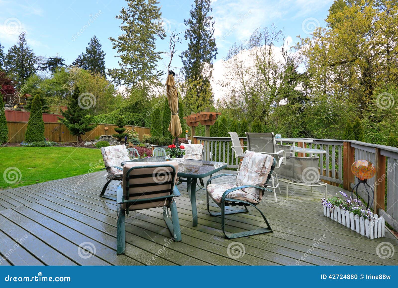 Terraza De Madera Con Juego De Mesa De Patio Foto de archivo - Imagen de  acogedor, cercado: 42724880, image size:1600x1157