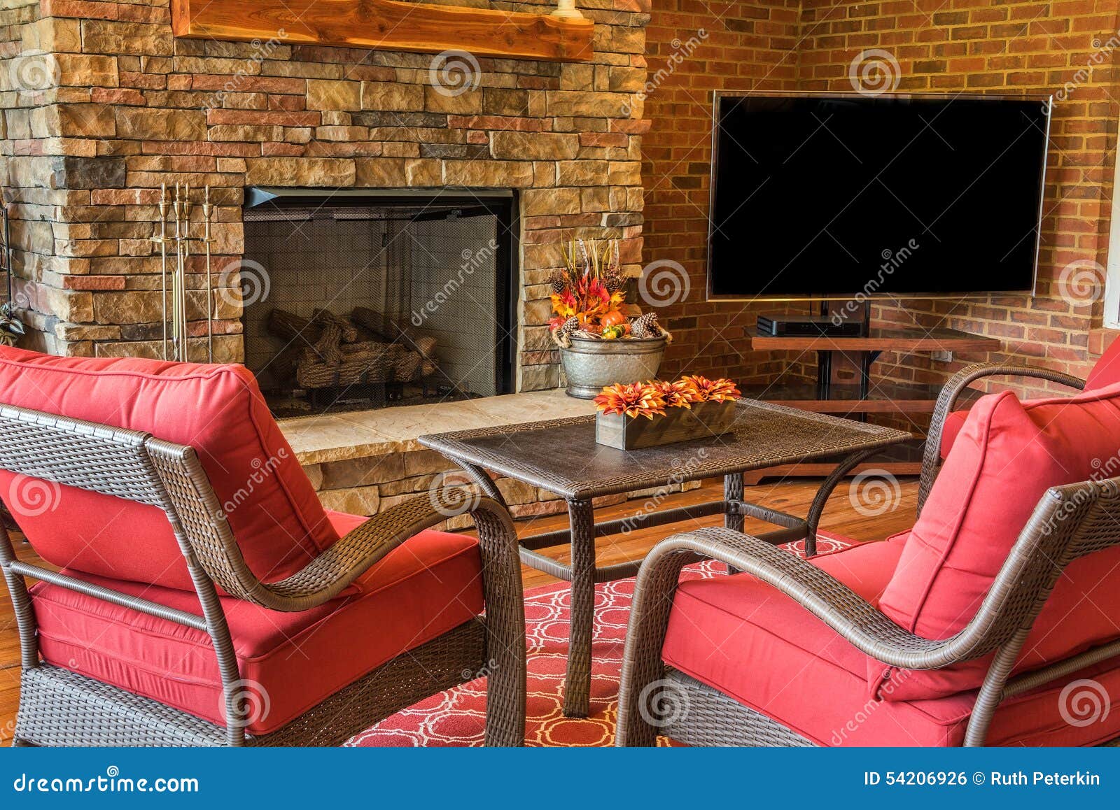 Cubierta Del Patio Trasero Con La Chimenea Foto de archivo - Imagen de